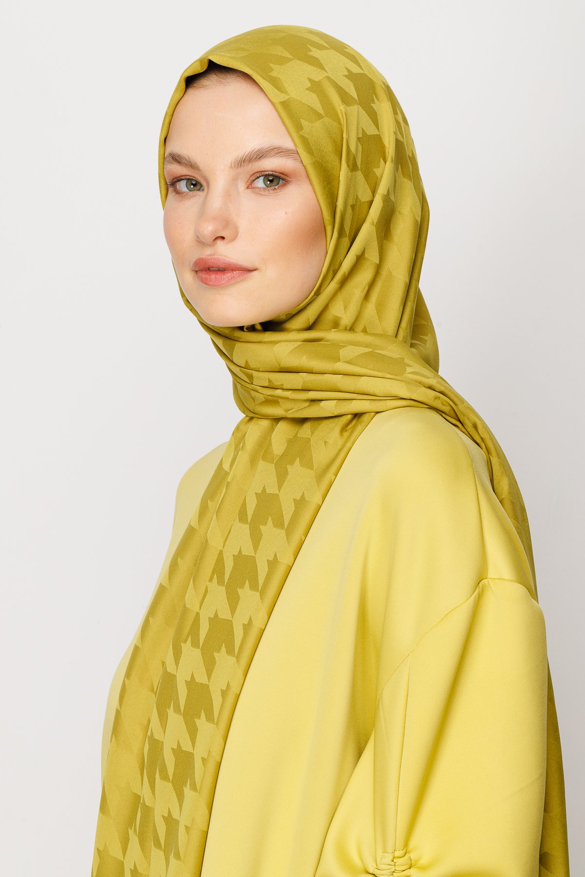 Crowbar Pattern Silk Jacquard Shawl - Olive Green