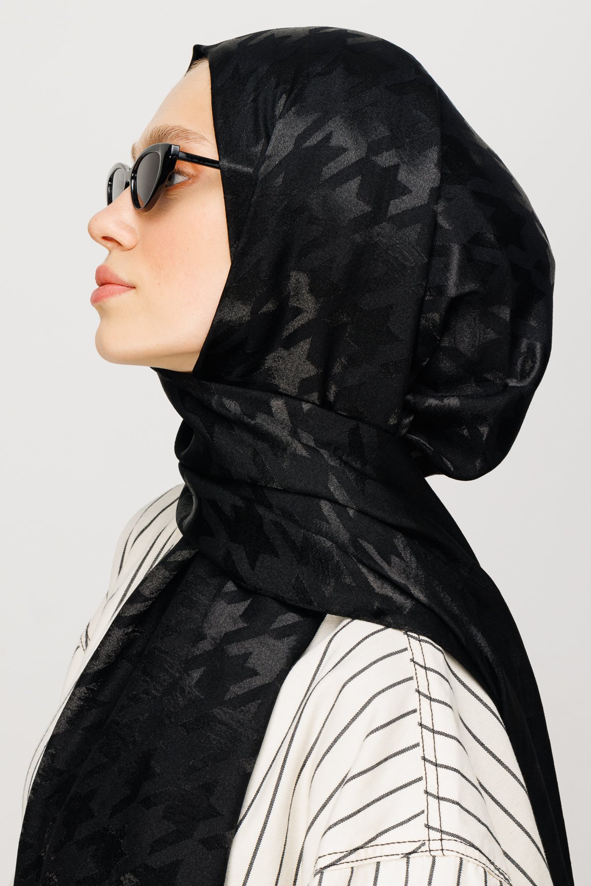 Crowbar Pattern Shiny Jacquard Shawl - Black