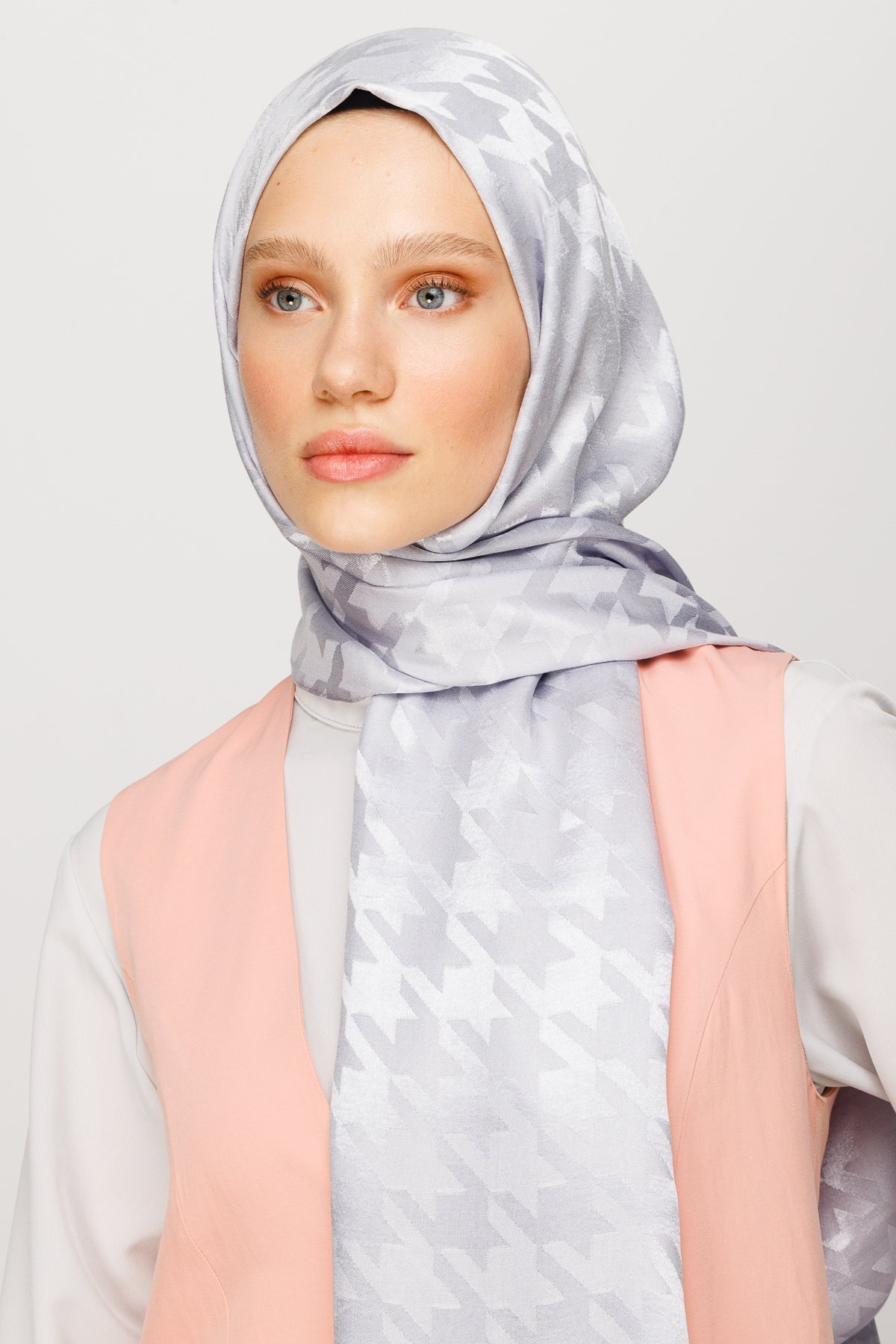 Crowbar Pattern Shiny Jacquard Shawl - Silver