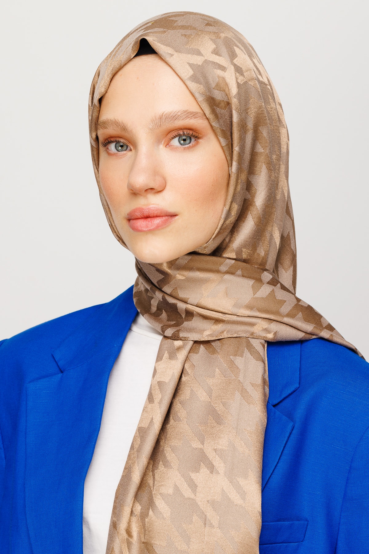 Shiny Houndstooth-Pattern Jacquard Shawl - Brown