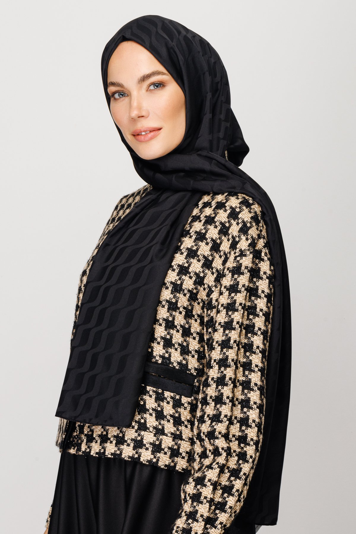 Wave Pattern Silky Jacquard Shawl - Black