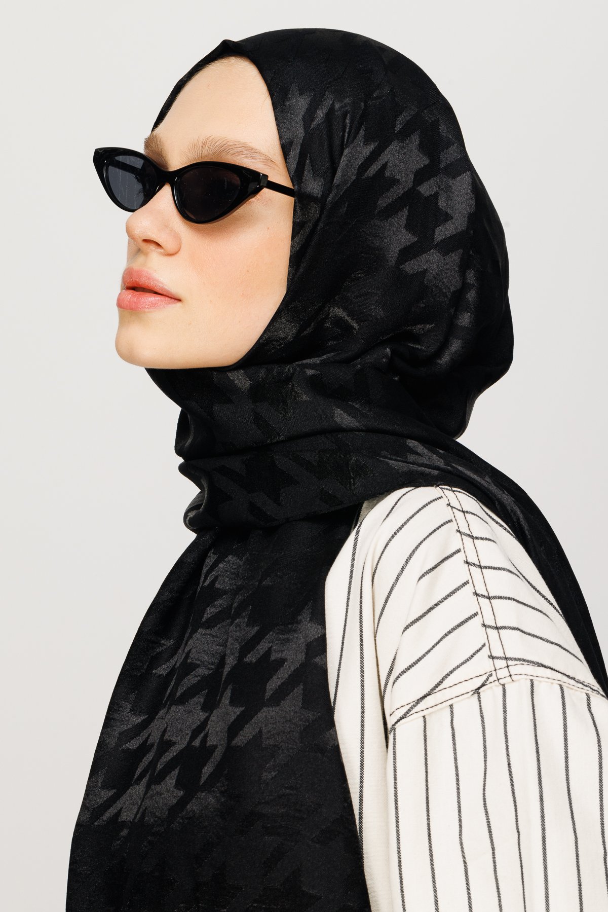 Crowbar Pattern Shiny Jacquard Shawl - Black