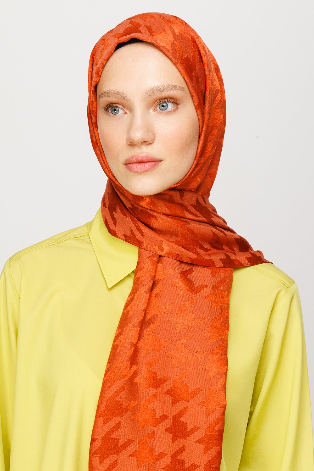 Crowbar Pattern Shiny Jacquard Shawl - Tile