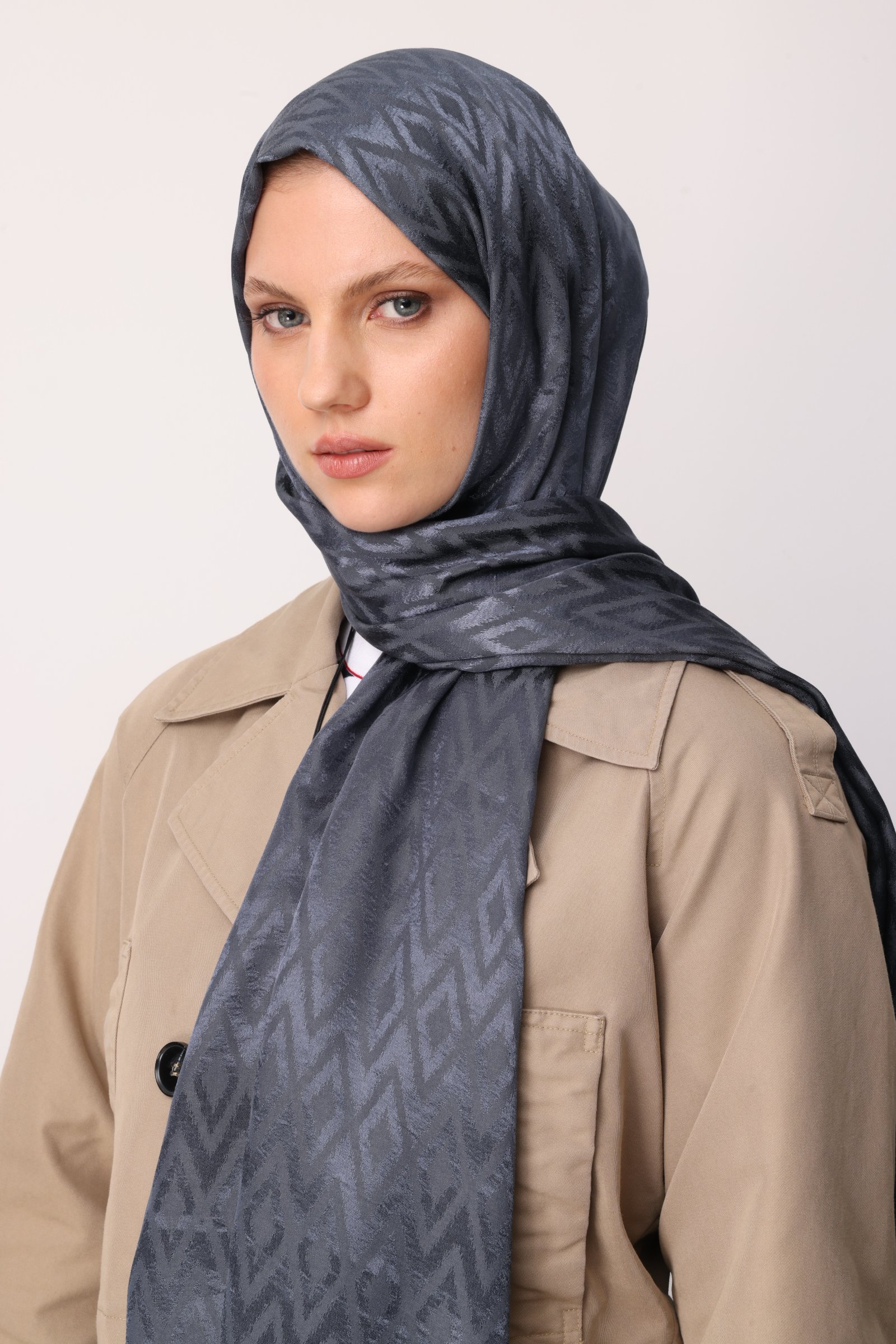 Shiny Check-Pattern Jacquard Shawl - Anthracite
