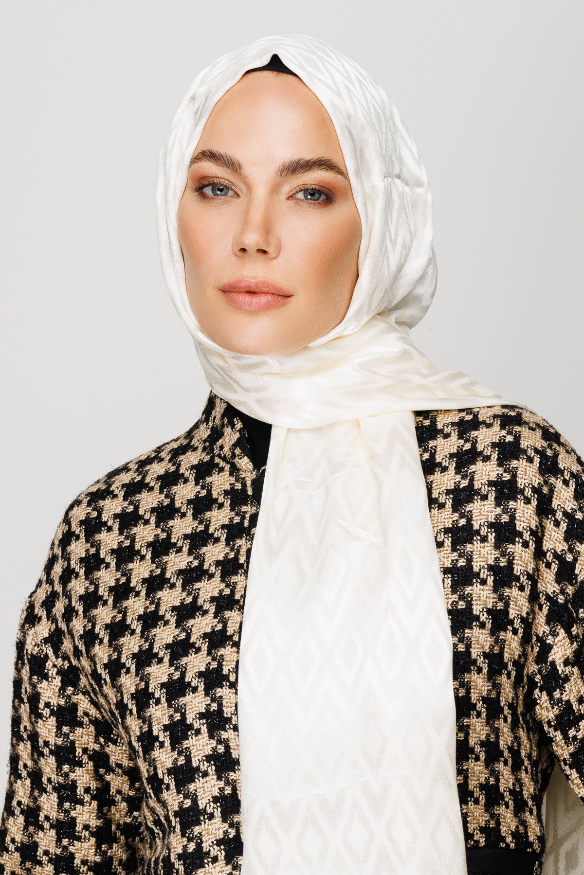 Karo Pattern Shiny Jacquard Shawl - Ecru