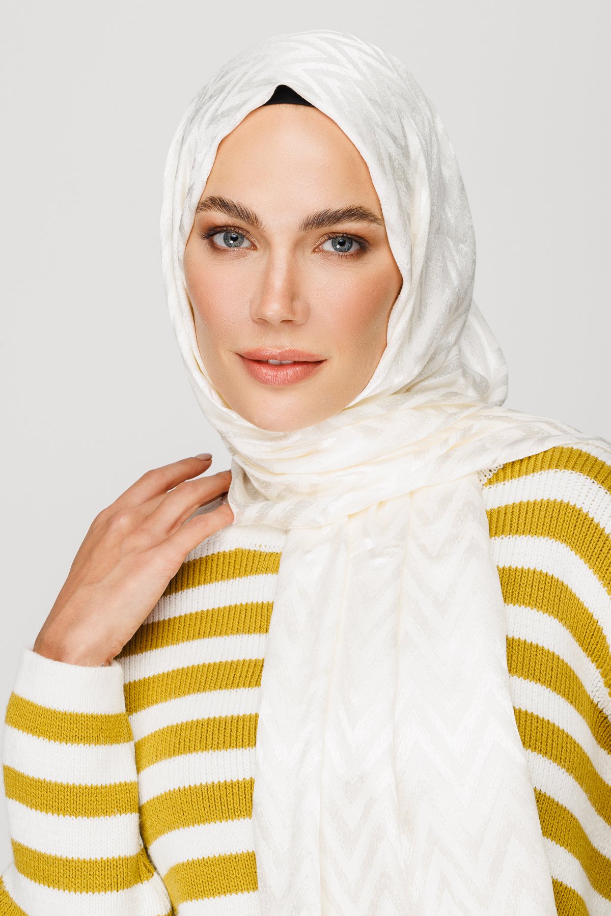 Zigzag Pattern Shiny Jacquard Shawl - Ecru