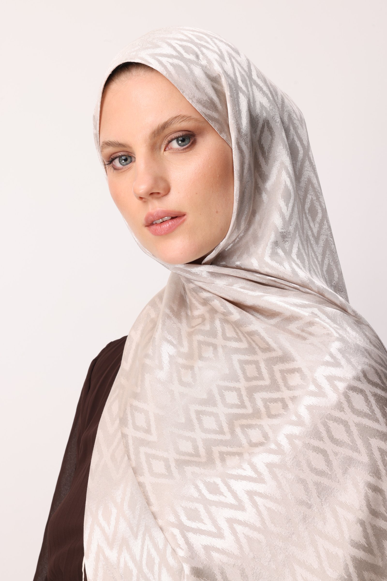 Shiny Check-Pattern Jacquard Shawl - Pearl