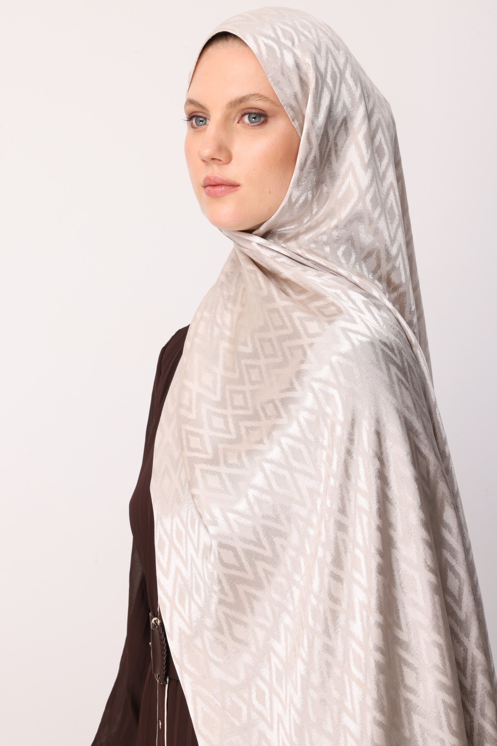 Shiny Check-Pattern Jacquard Shawl - Pearl