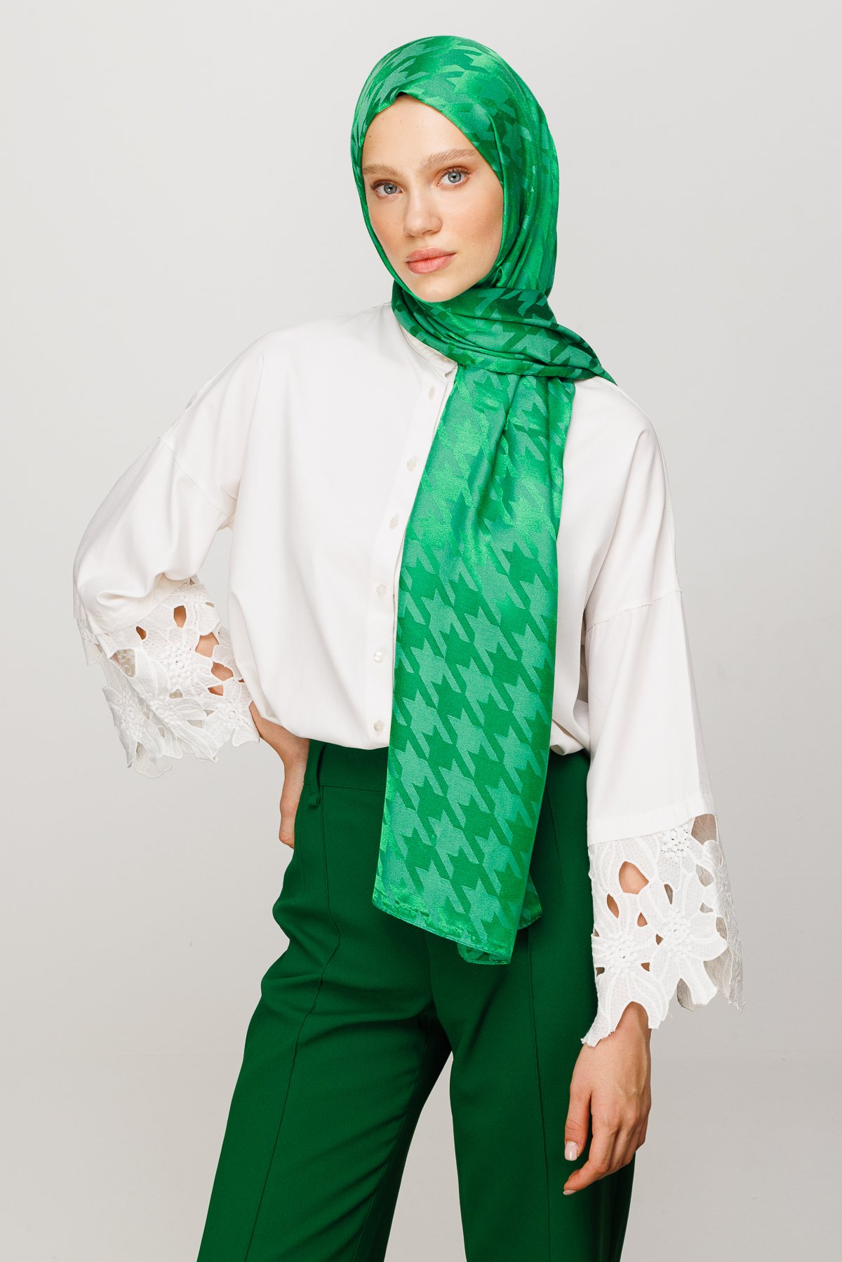 Crowbar Pattern Shiny Jacquard Shawl - Benetton Green
