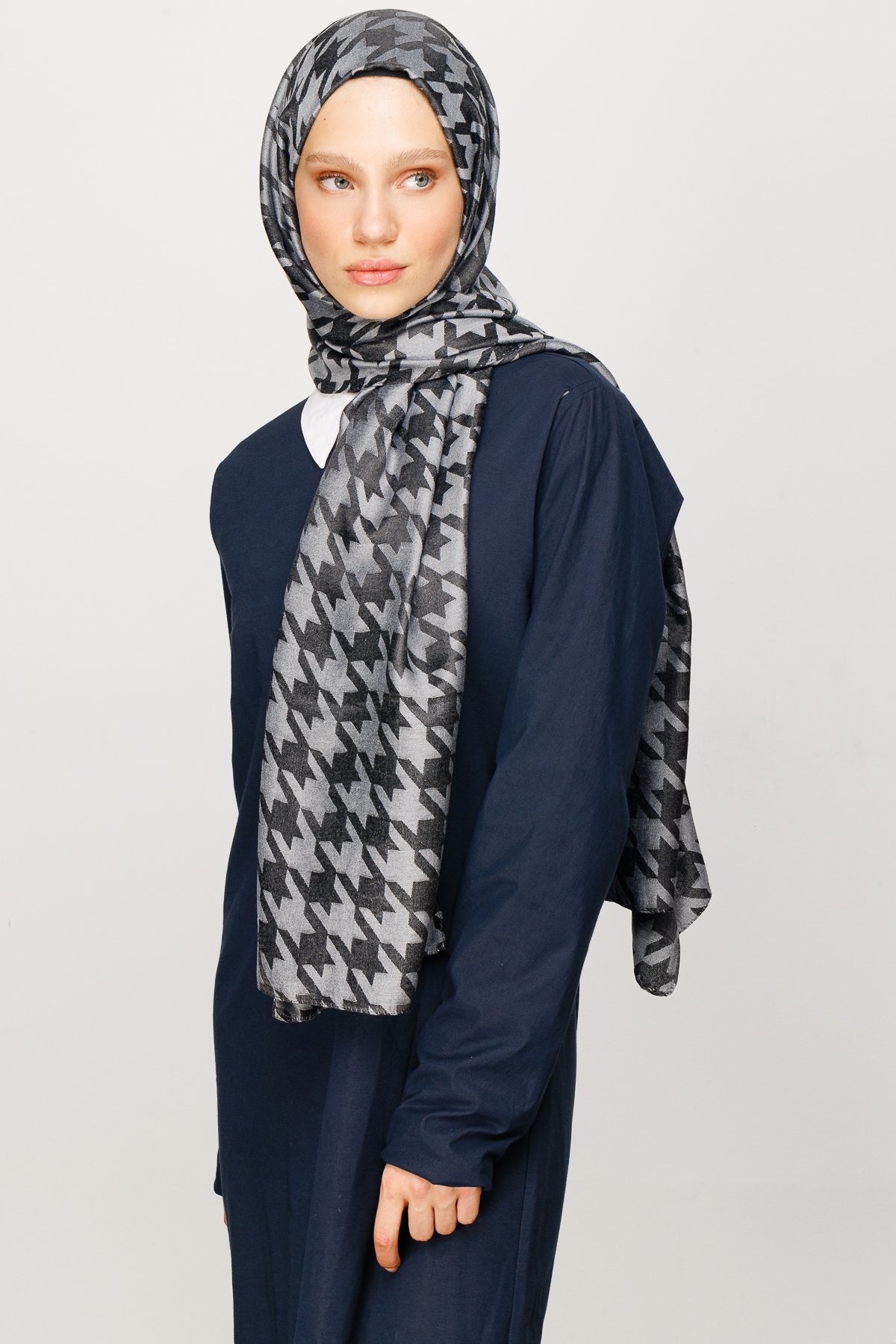 Crowbar Pattern Shiny Jacquard Hijab