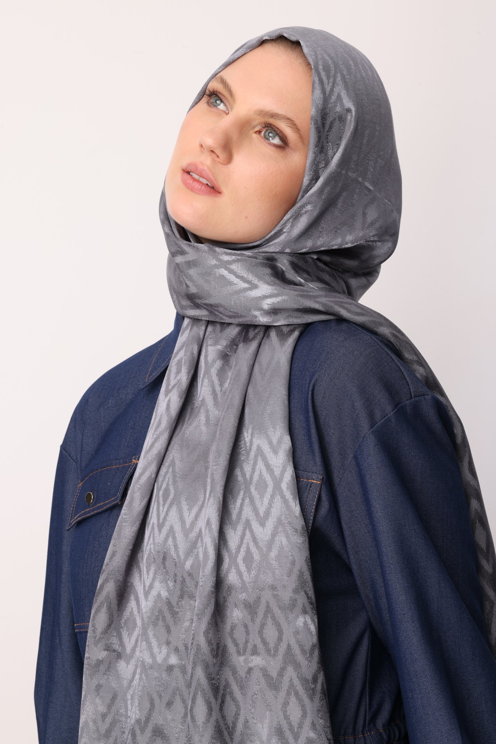 Shiny Check-Pattern Jacquard Shawl - Grey