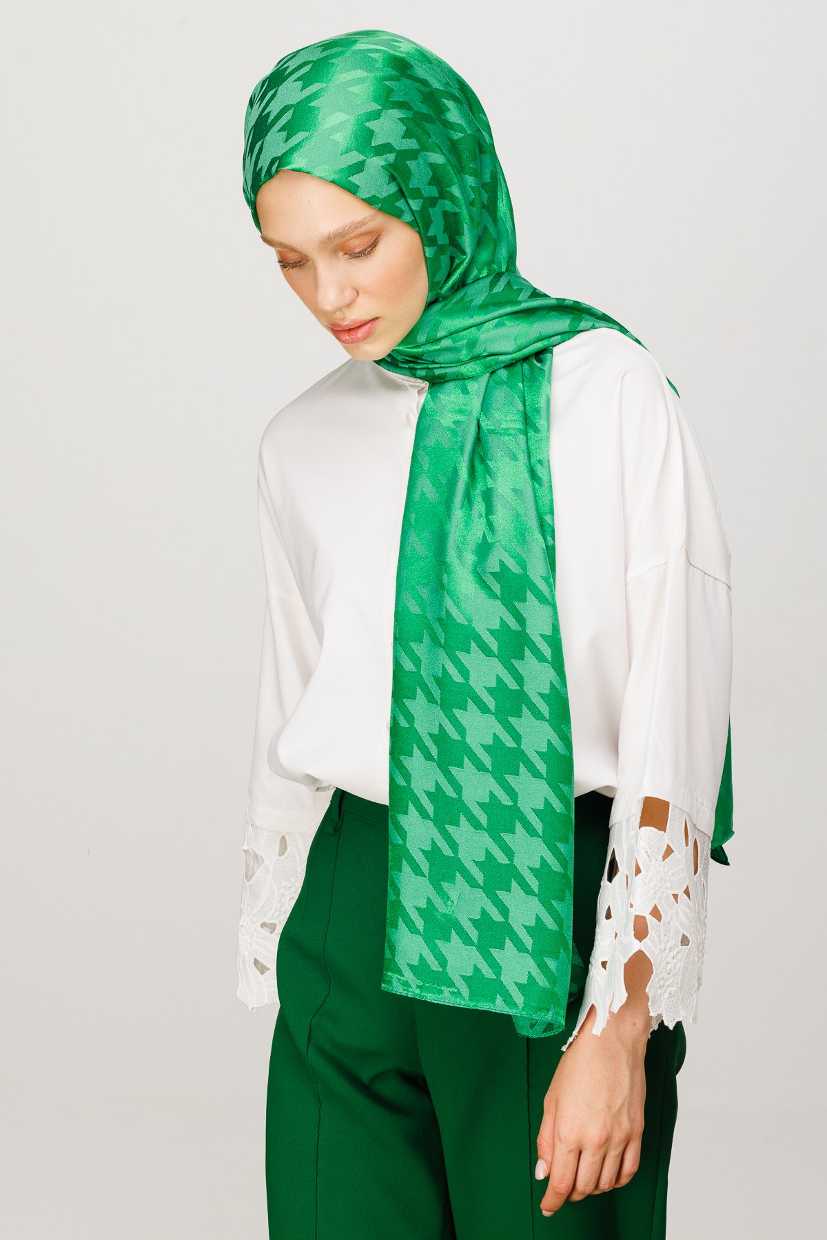 Crowbar Pattern Shiny Jacquard Shawl - Benetton Green