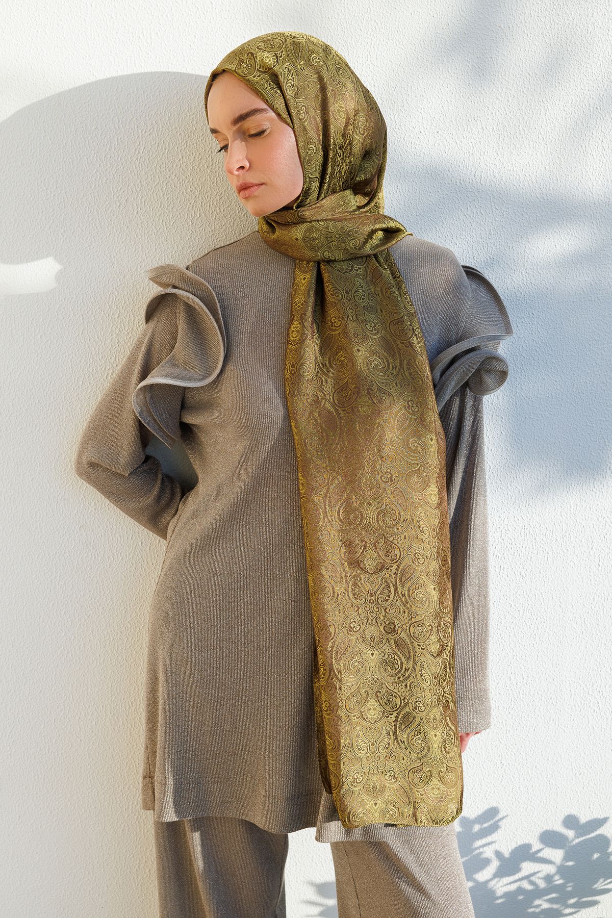 Moren Pattern Shine Line Shawl - Bitter Coffee-Salmon