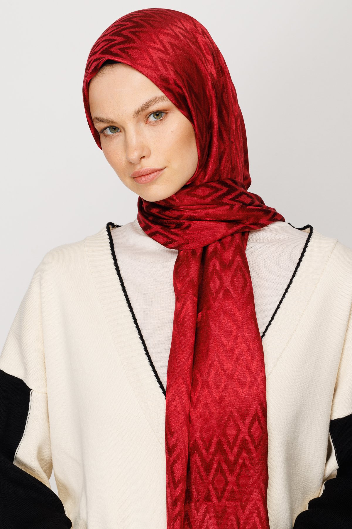 Karo Pattern Shiny Jacquard Shawl - Cherry Bruise