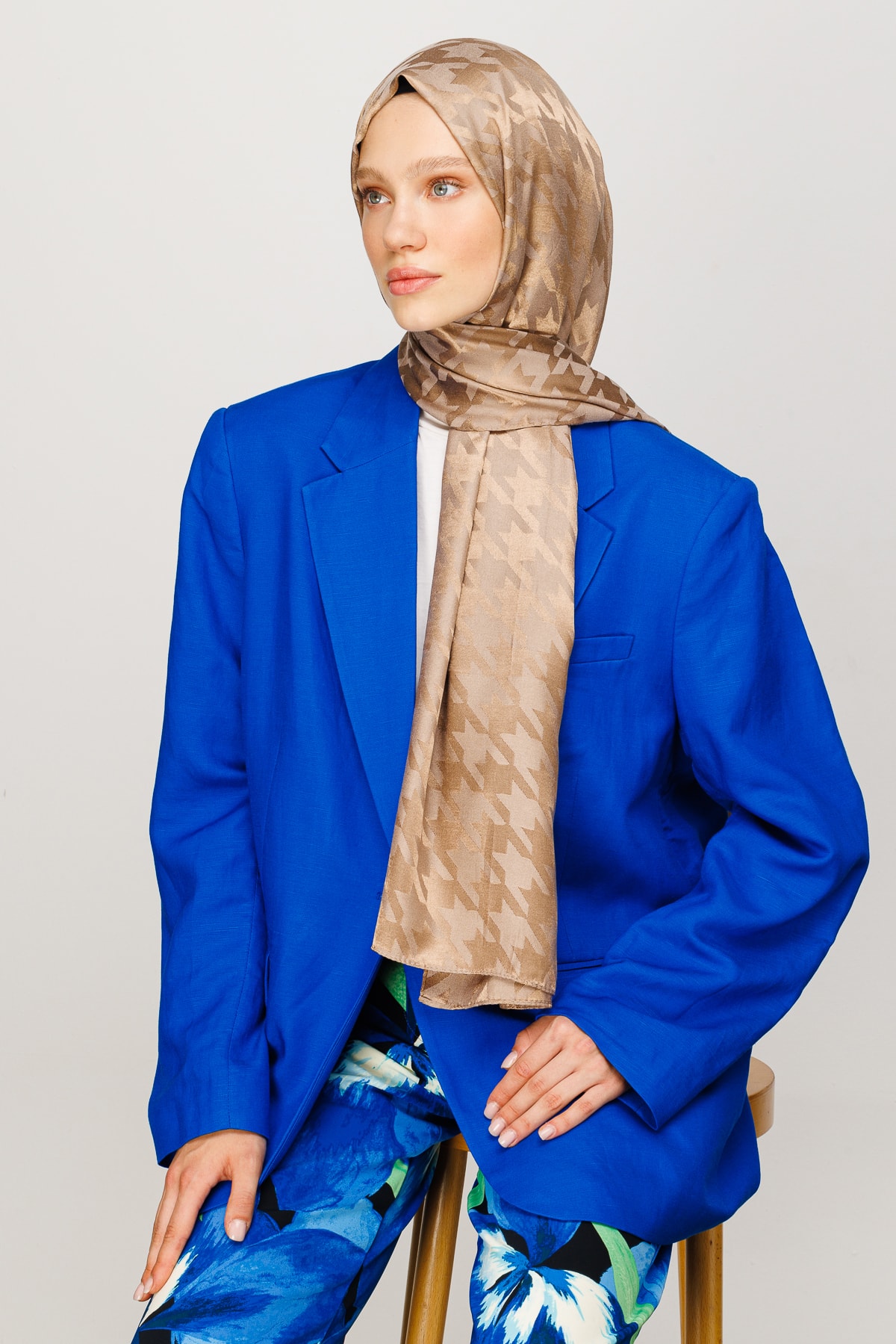 Shiny Houndstooth-Pattern Jacquard Shawl - Brown