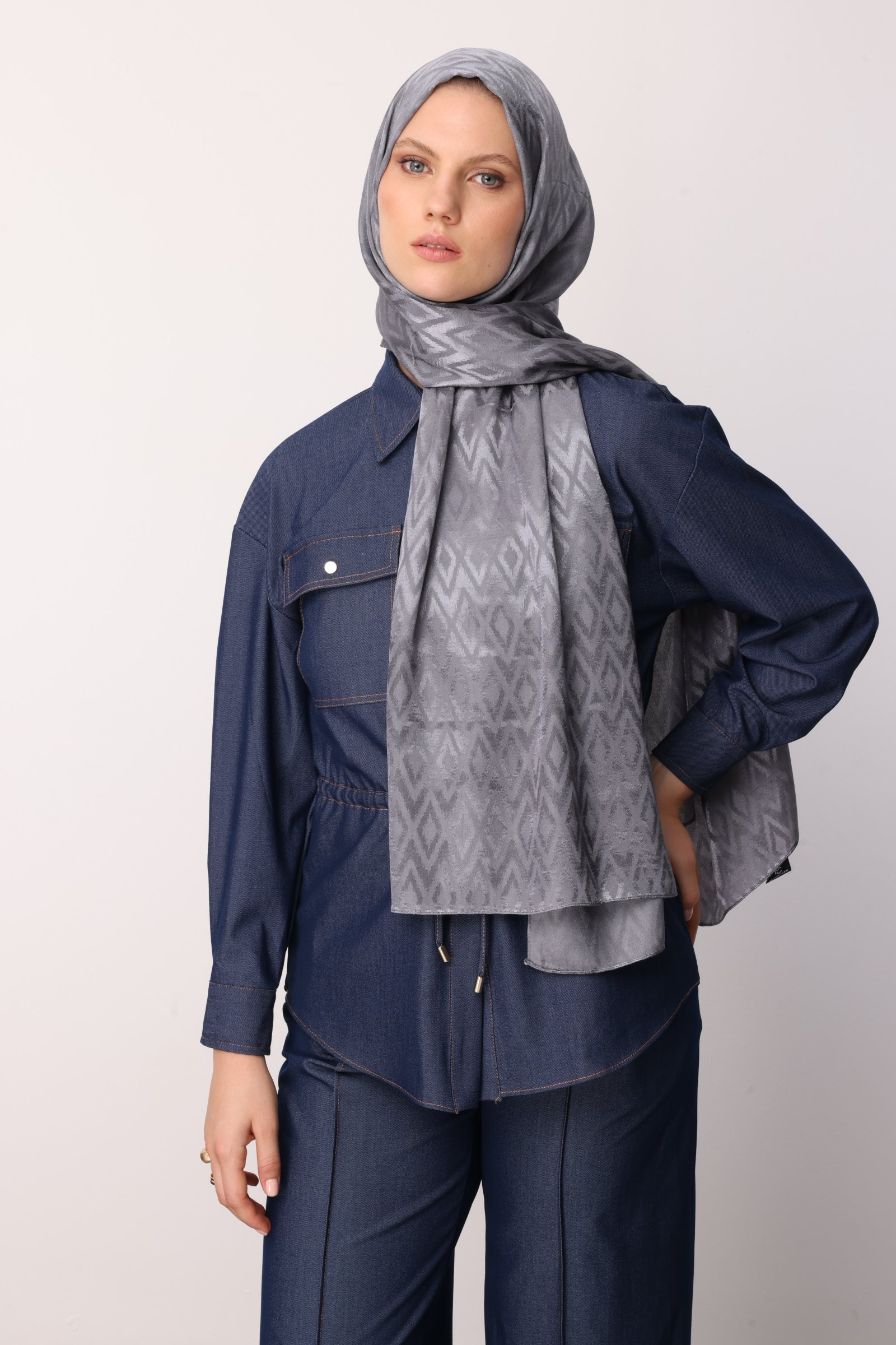 Shiny Check-Pattern Jacquard Shawl - Grey