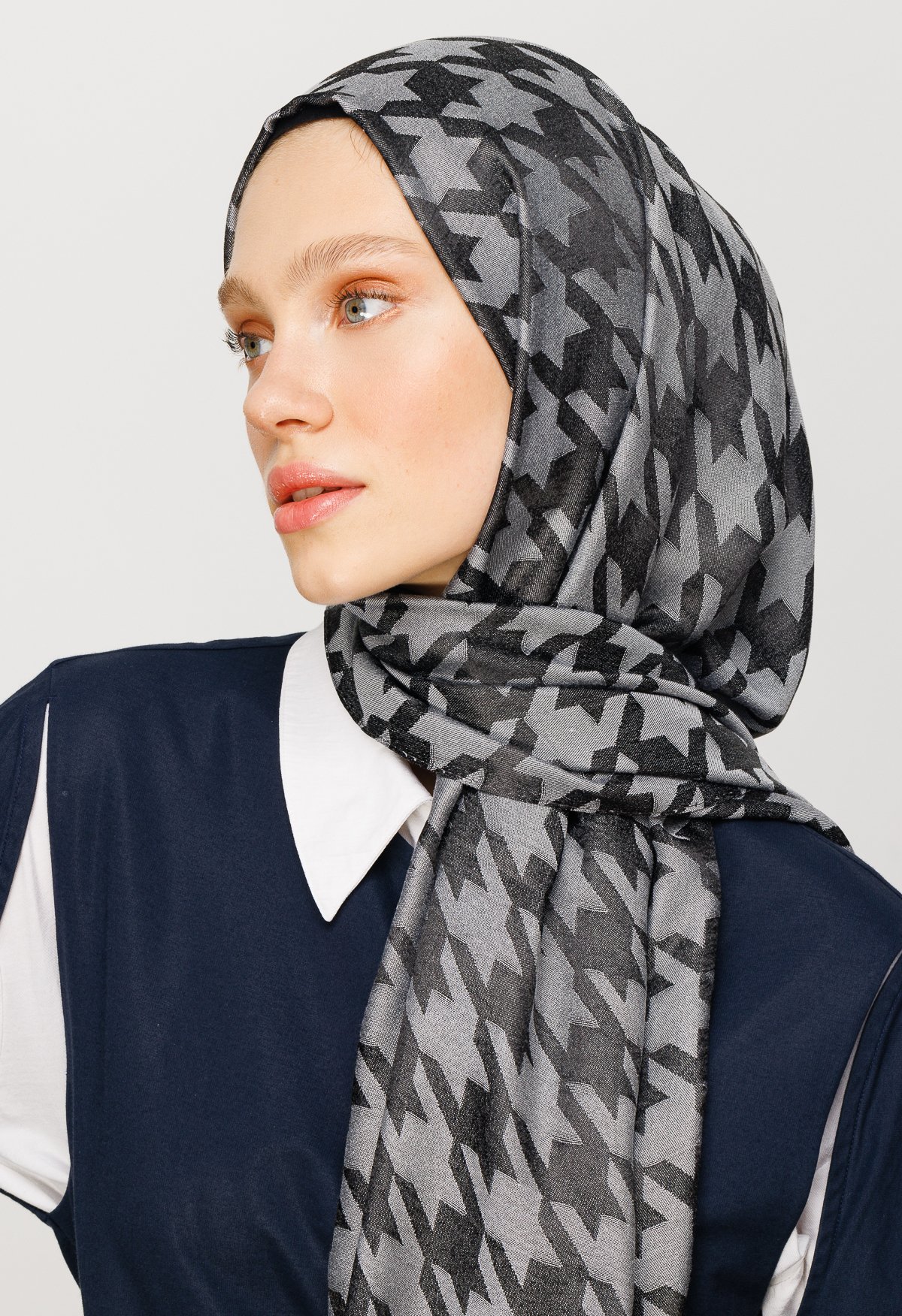 Crowbar Pattern Shiny Jacquard Shawl - Smoked