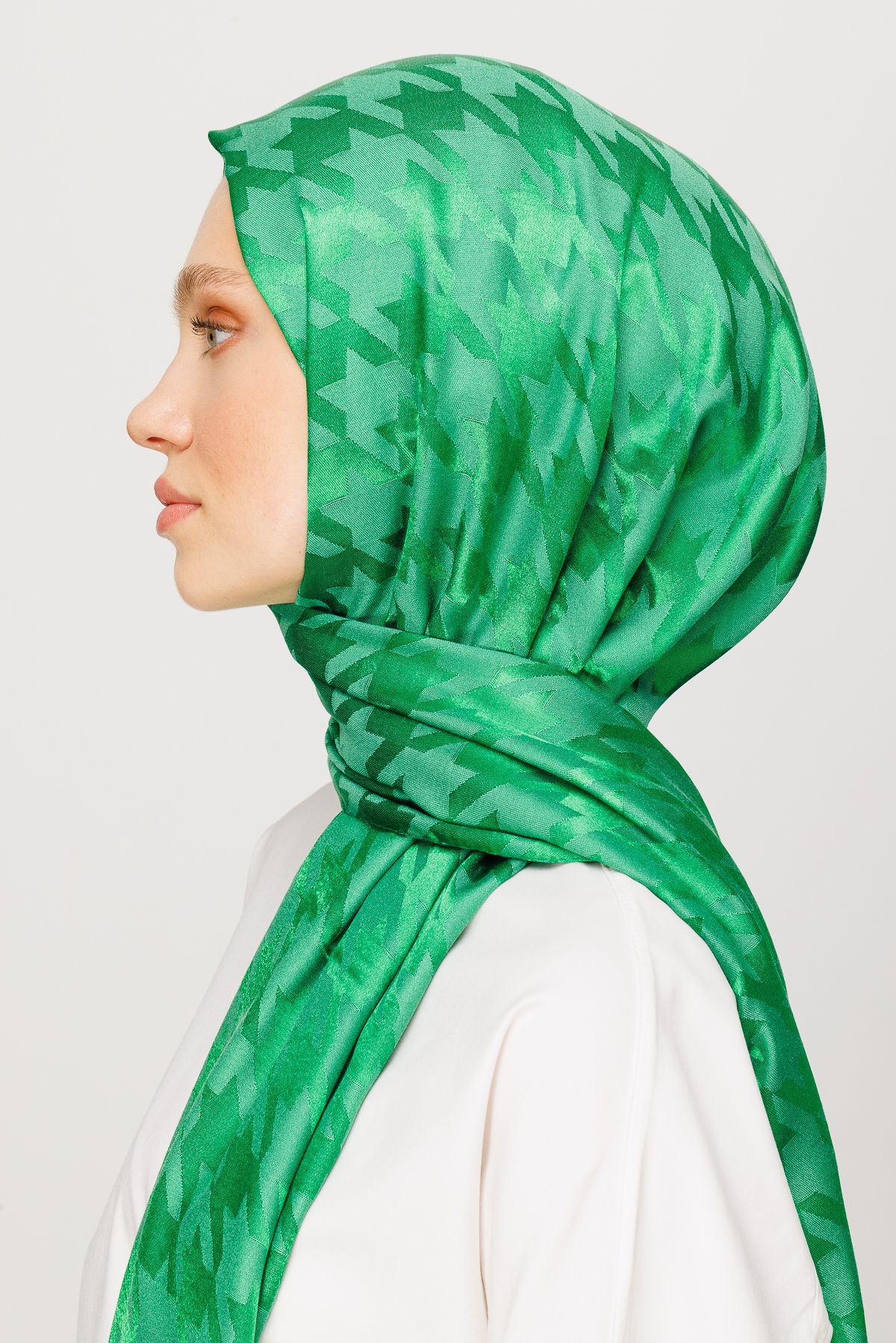 Crowbar Pattern Shiny Jacquard Shawl - Benetton Green