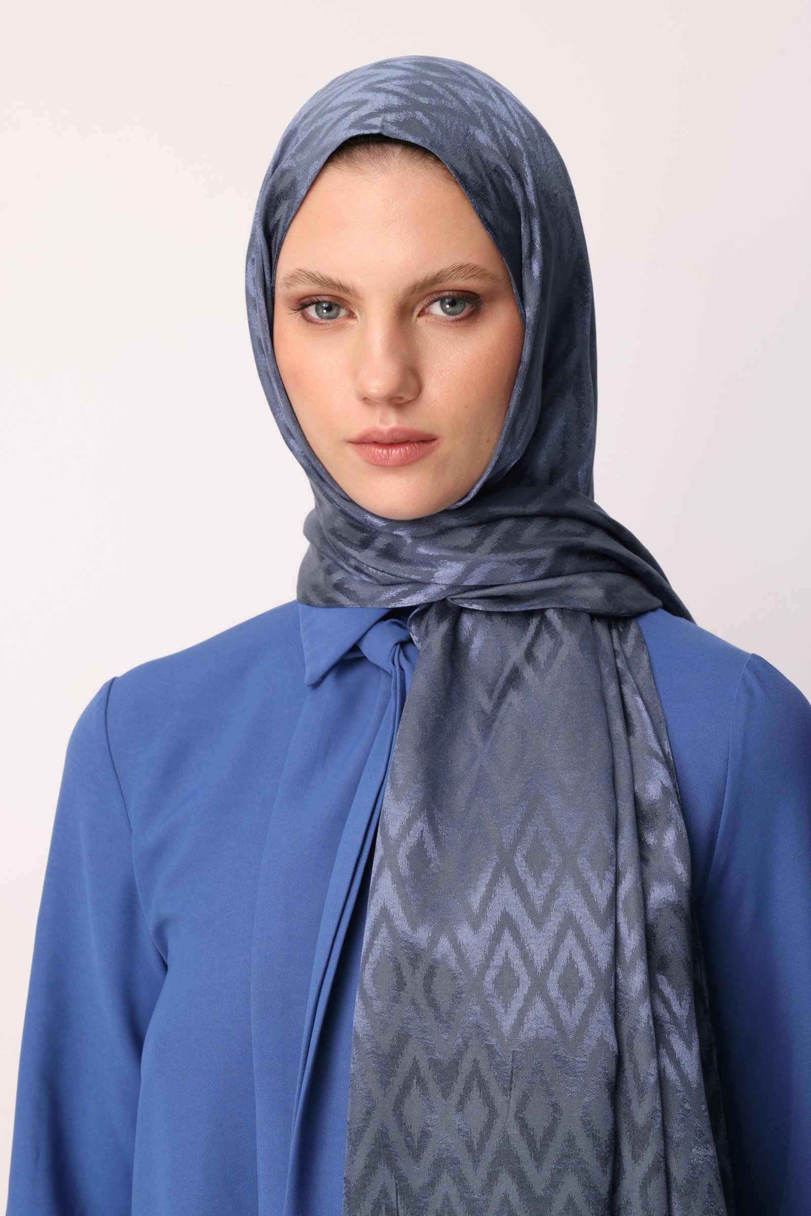 Shiny Check-Pattern Jacquard Shawl - Yakamosis
