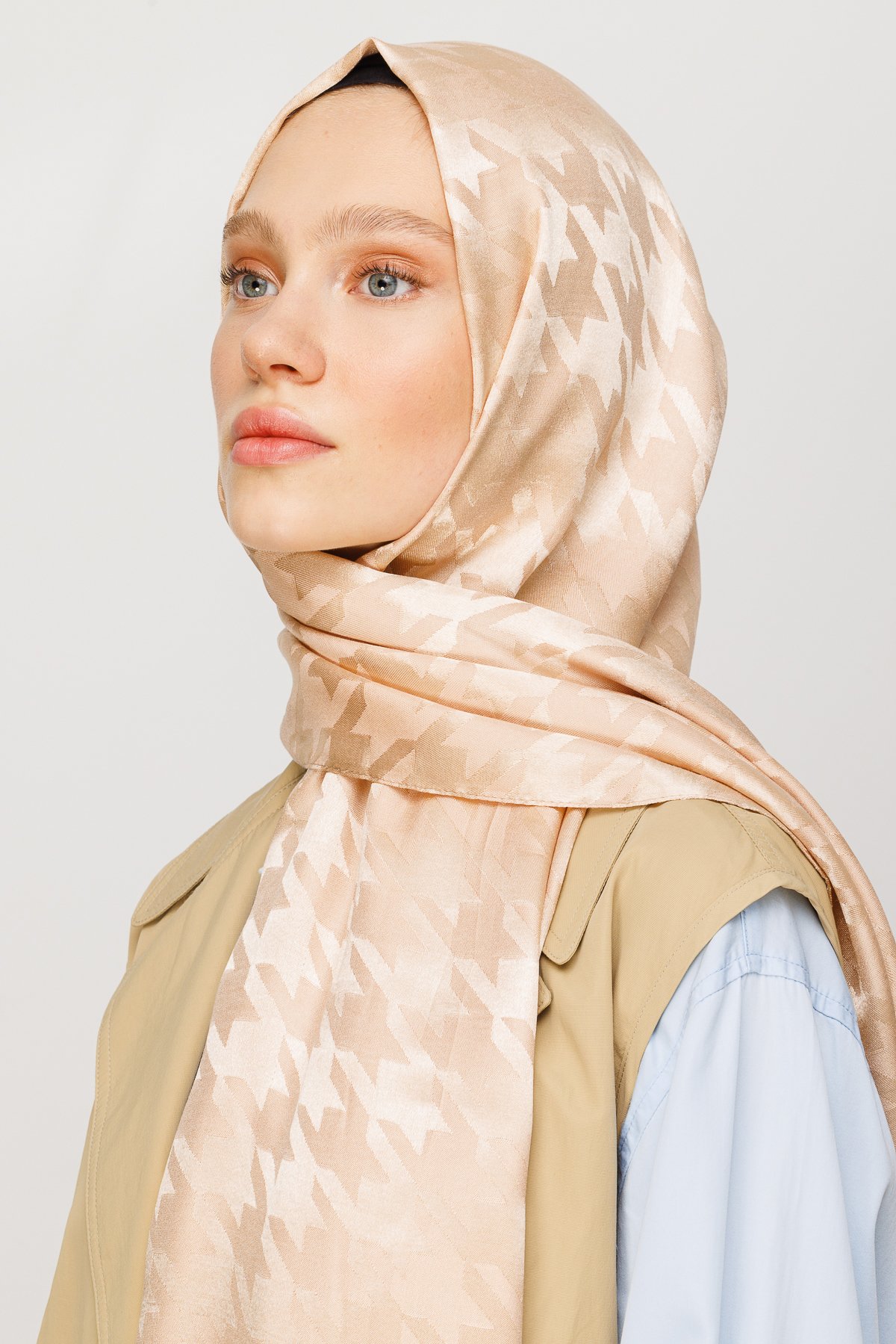 Crowbar Pattern Shiny Jacquard Shawl - Sand Beige