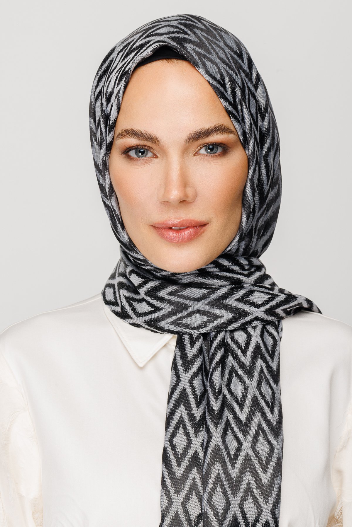 Karo Pattern Shiny Jacquard Shawl - Smoked