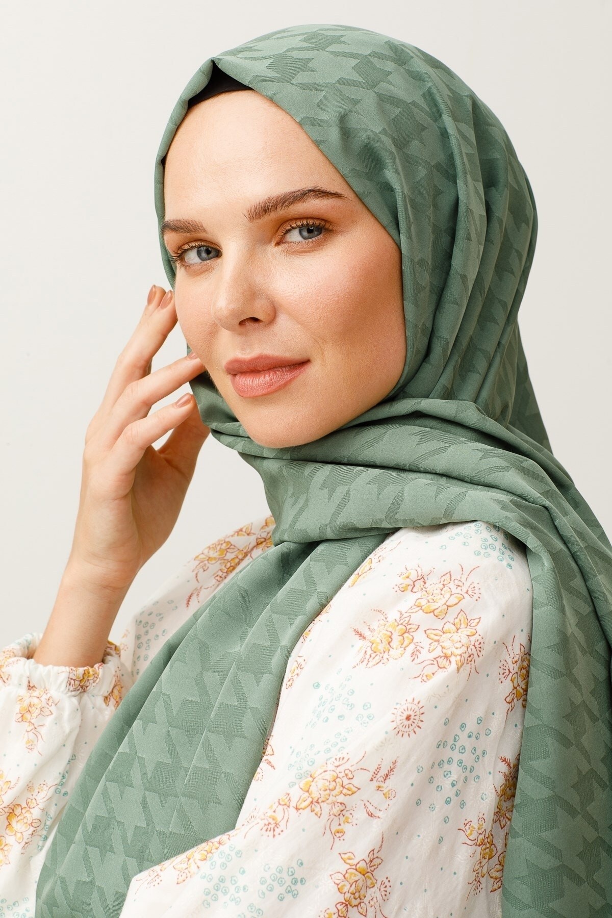 Crowbar Pattern Silk Jacquard Hijab