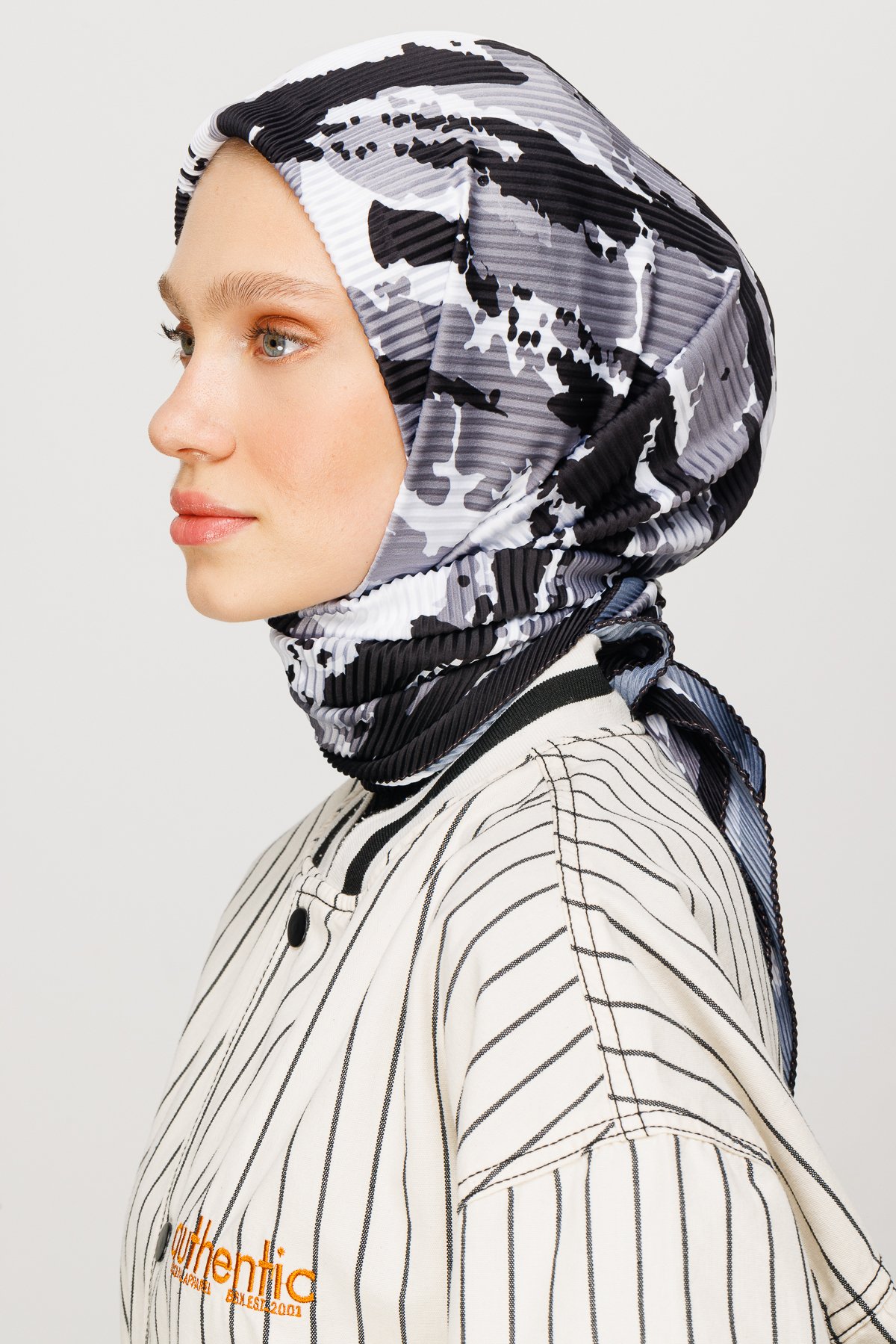 Batik Pattern Pleated Scarf - Black