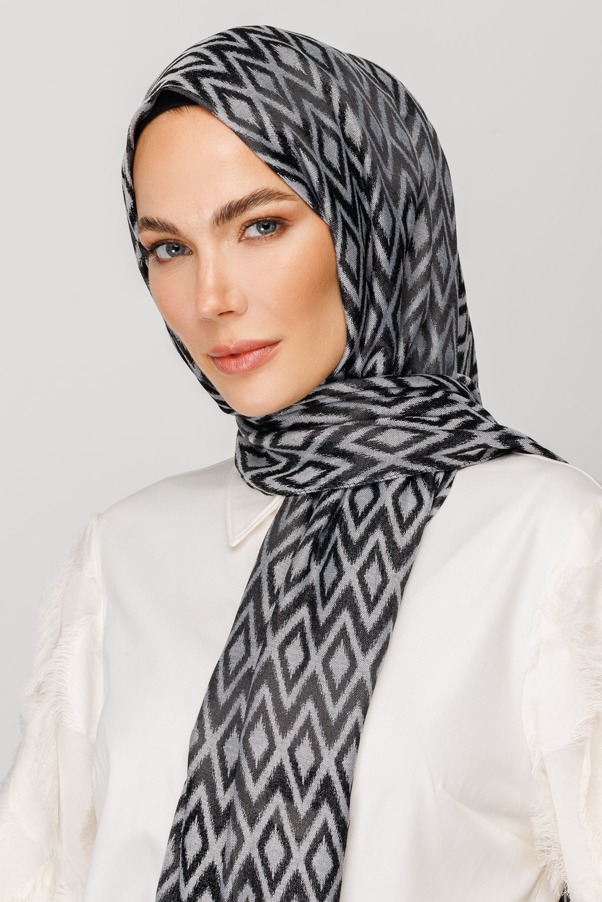 Karo Pattern Shiny Jacquard Shawl - Smoked