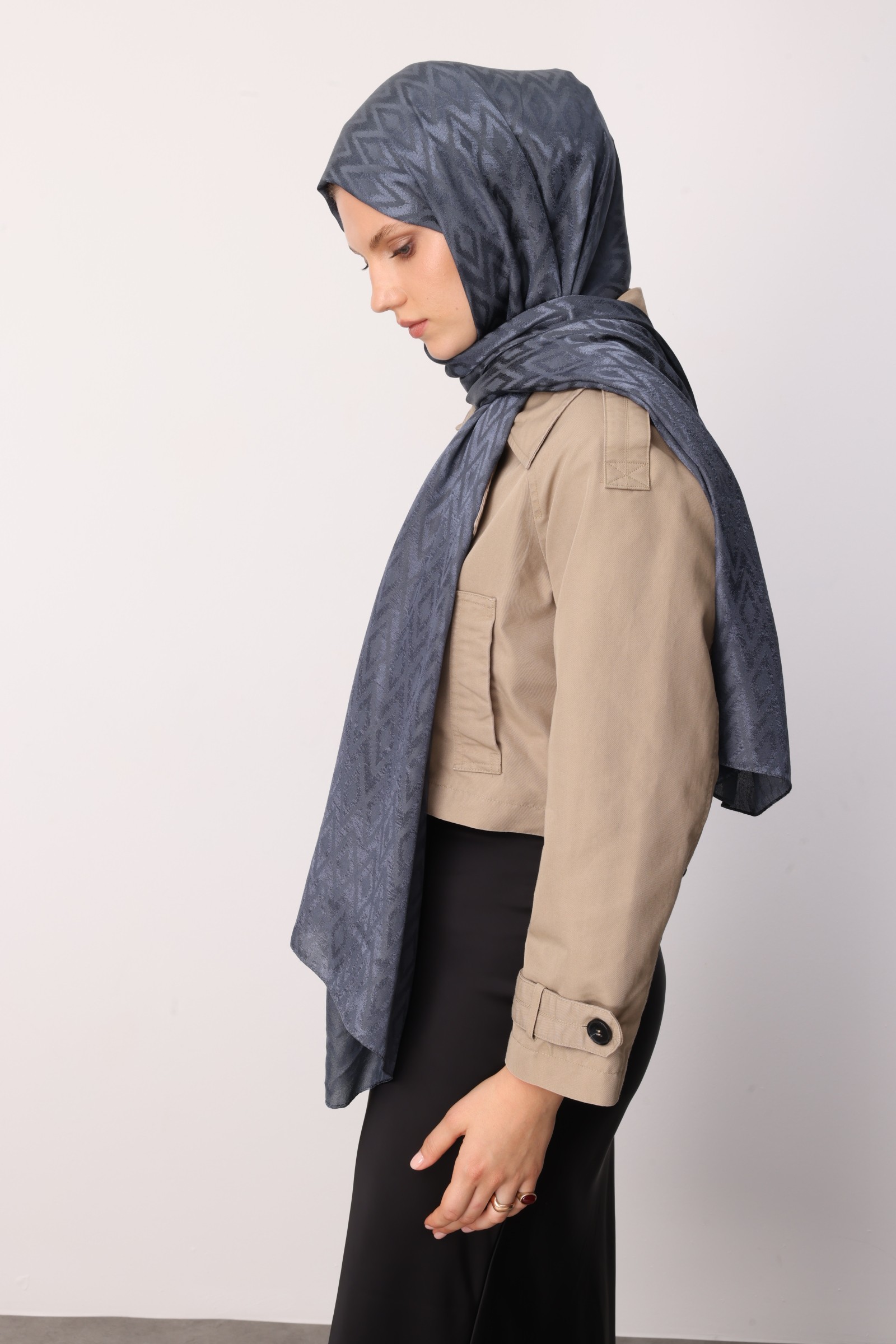 Shiny Check-Pattern Jacquard Shawl - Anthracite