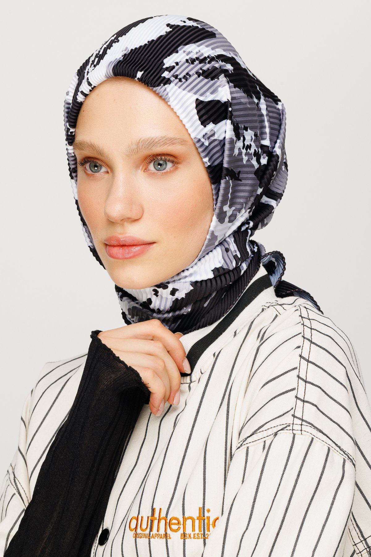 Batik Pattern Pleated Scarf - Black