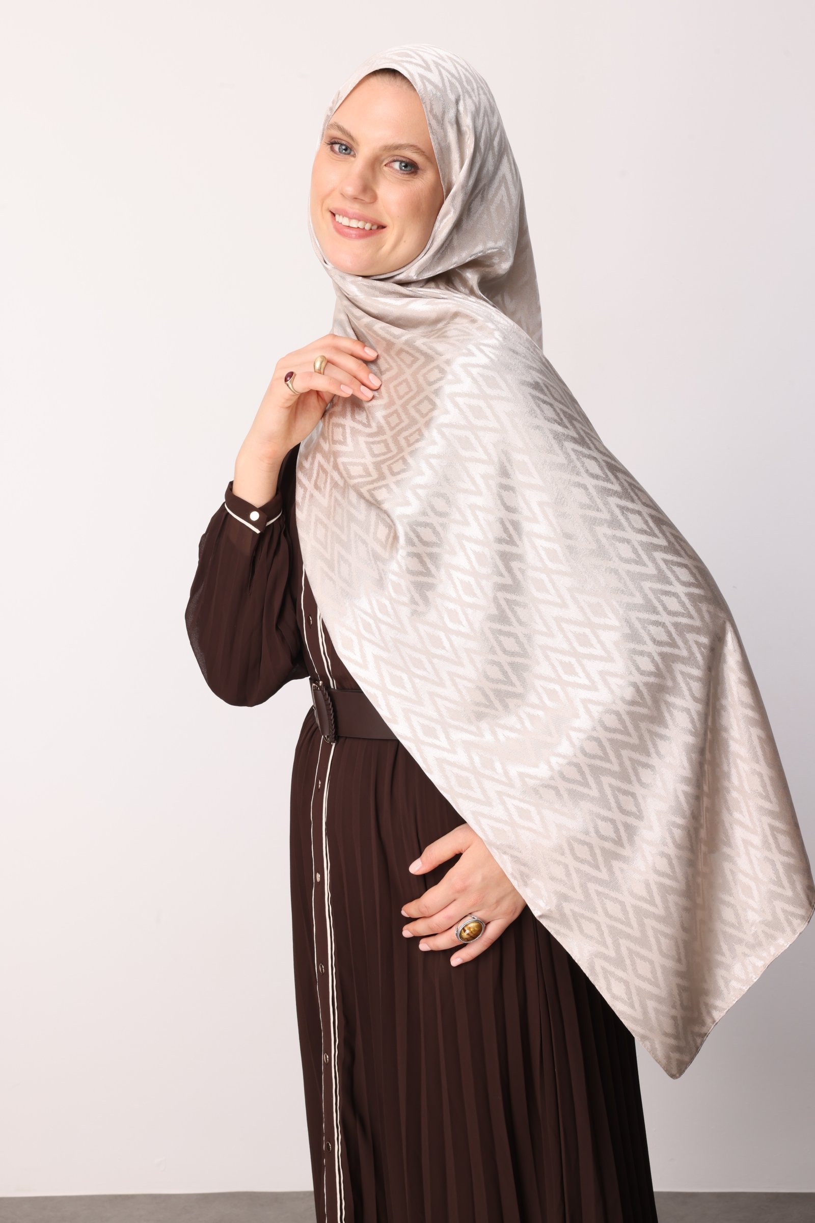 Shiny Check-Pattern Jacquard Shawl - Pearl