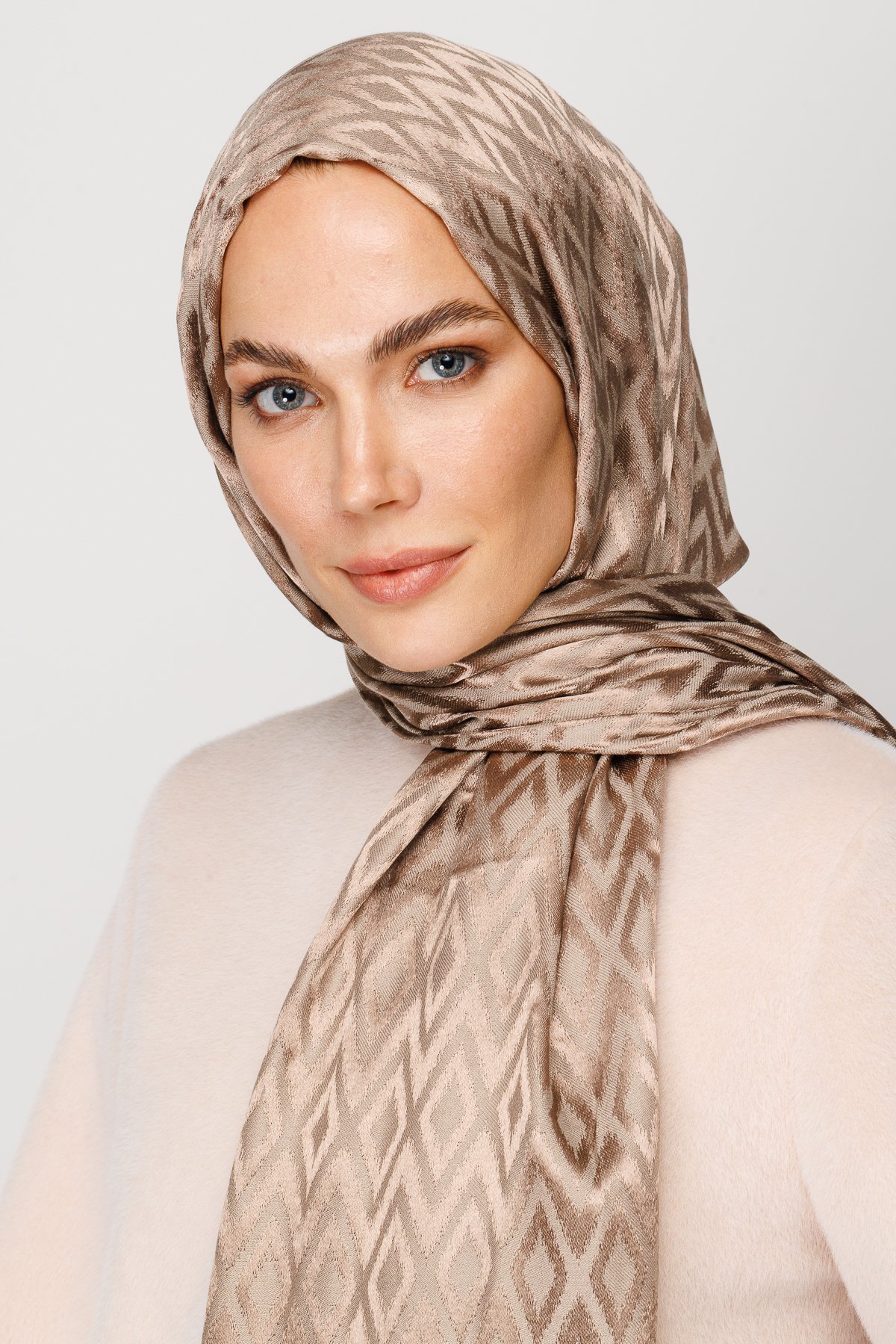 Karo Pattern Shiny Jacquard Shawl - Brown