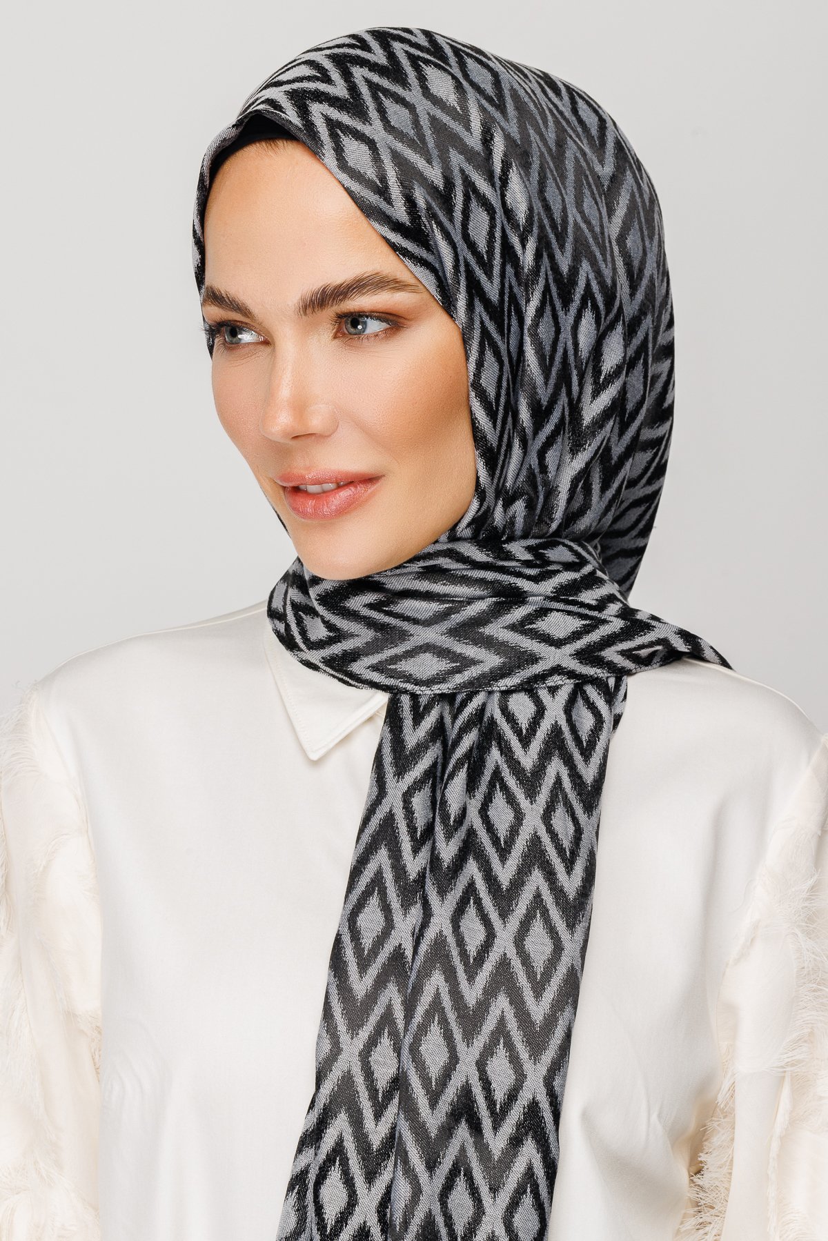 Karo Pattern Shiny Jacquard Shawl - Smoked