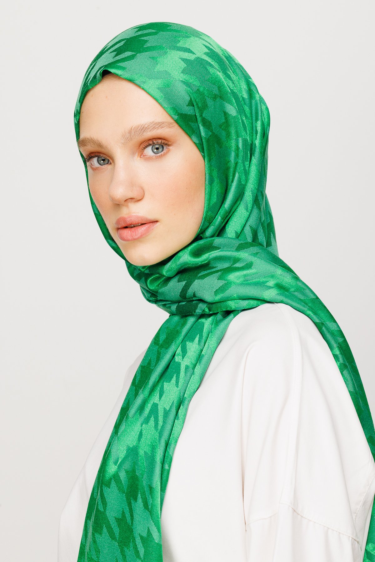 Crowbar Pattern Shiny Jacquard Shawl - Benetton Green