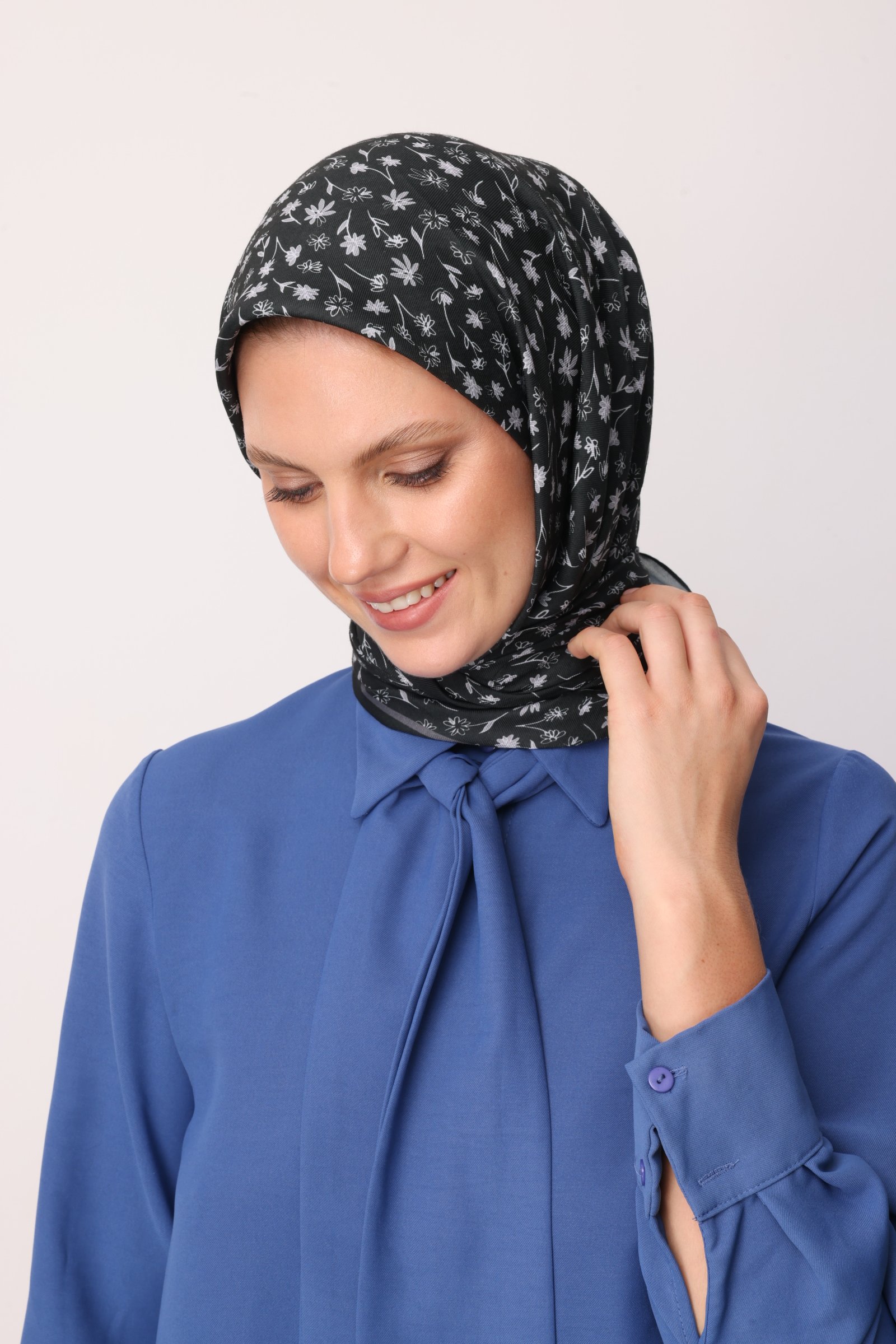 Minor Pattern Cotton Scarf - Black