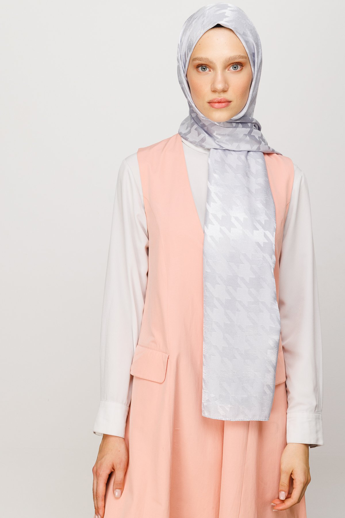 Crowbar Pattern Shiny Jacquard Shawl - Silver