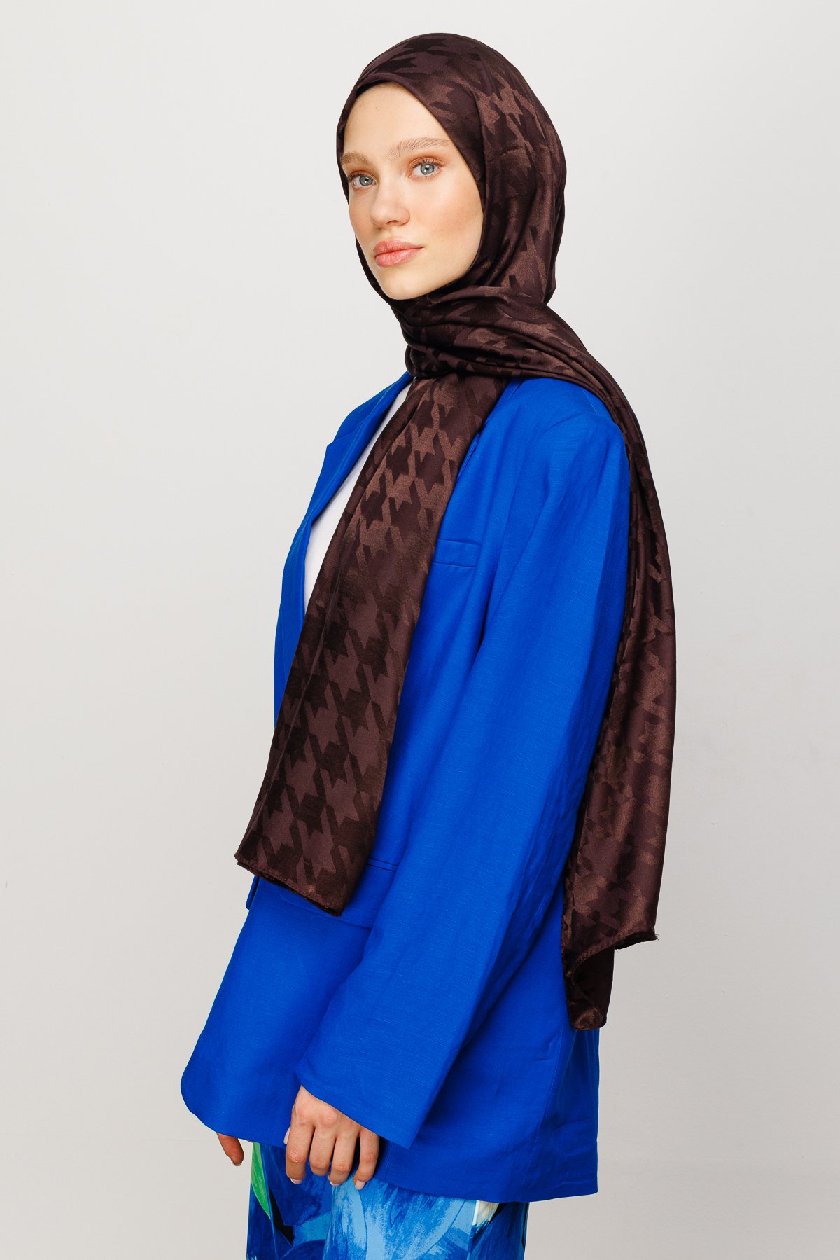 Crowbar Pattern Shiny Jacquard Shawl - Bitter Coffee
