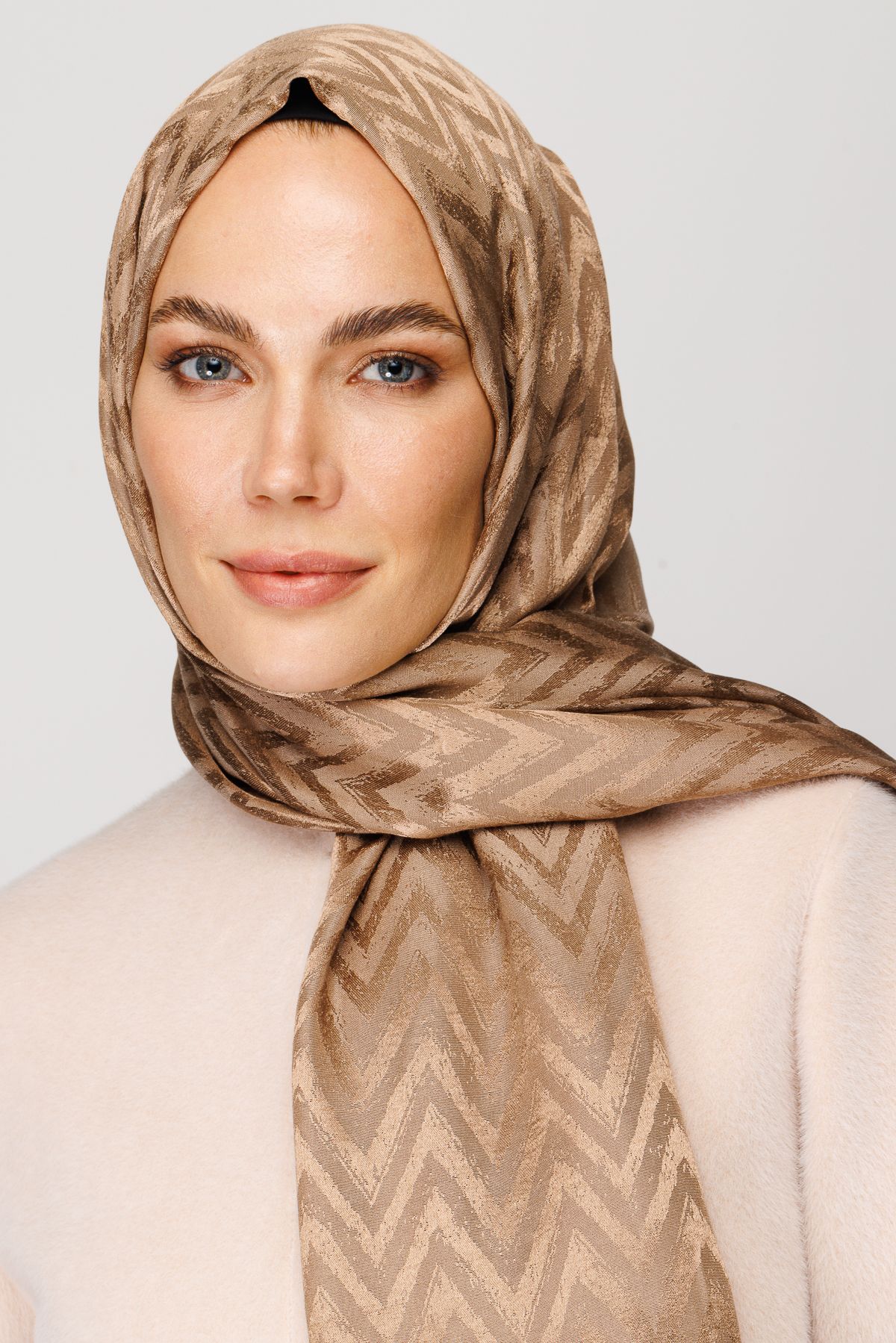 Zigzag Pattern Shiny Jacquard Shawl - Brown