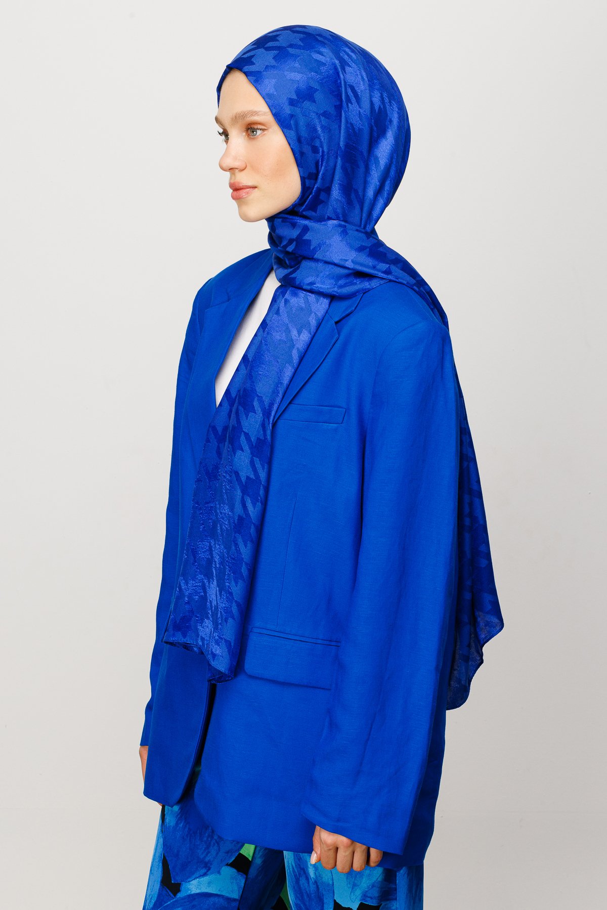 Crowbar Pattern Shiny Jacquard Shawl - Sax Blue
