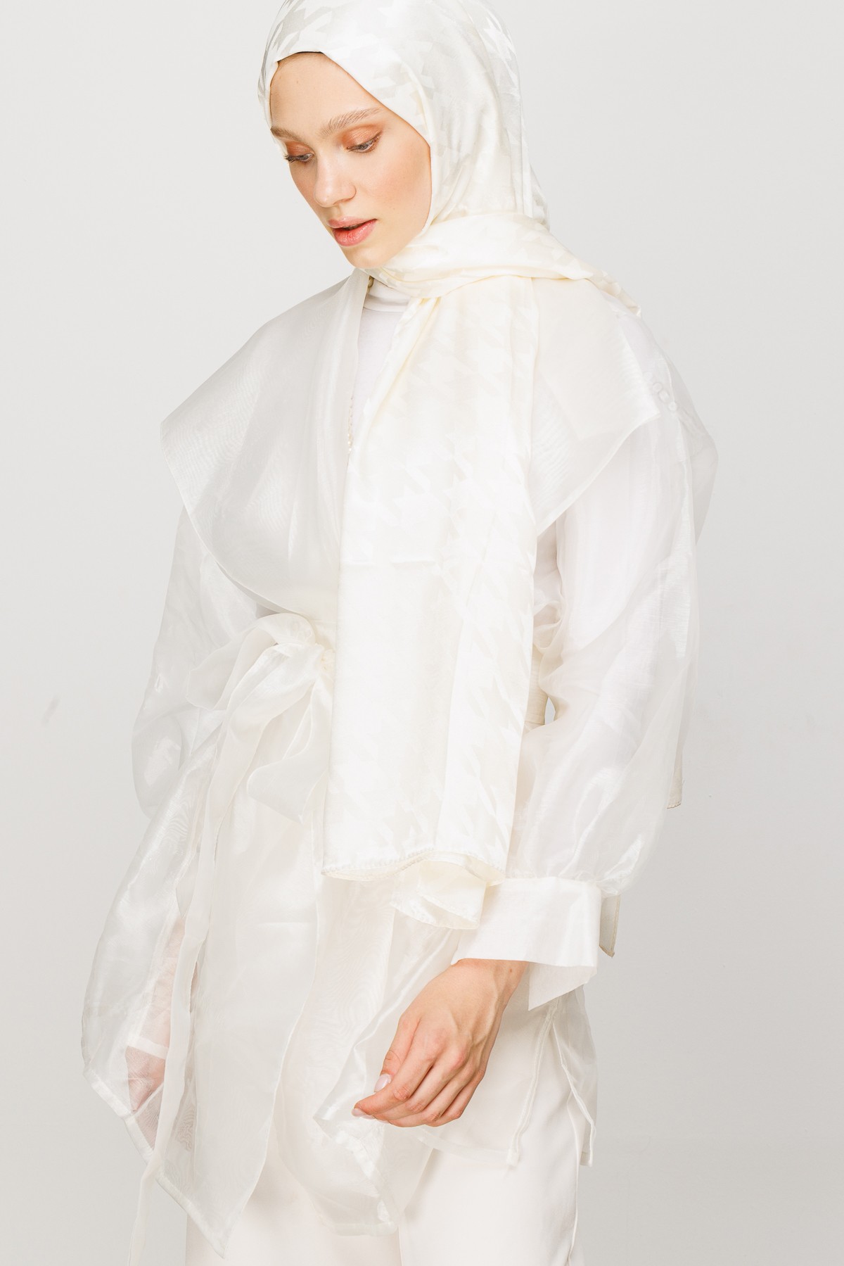 Crowbar Pattern Shiny Jacquard Shawl - Ecru