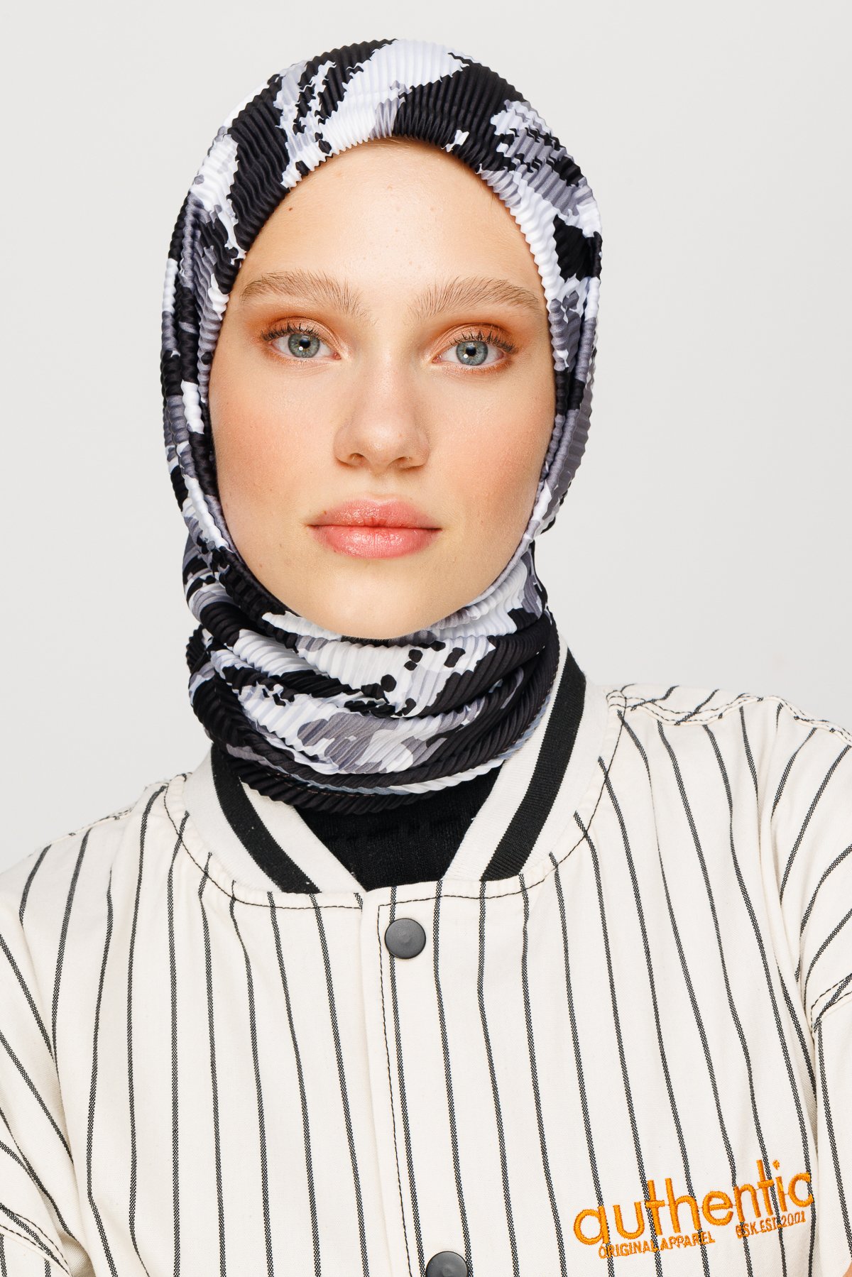 Batik Pattern Pleated Scarf - Black