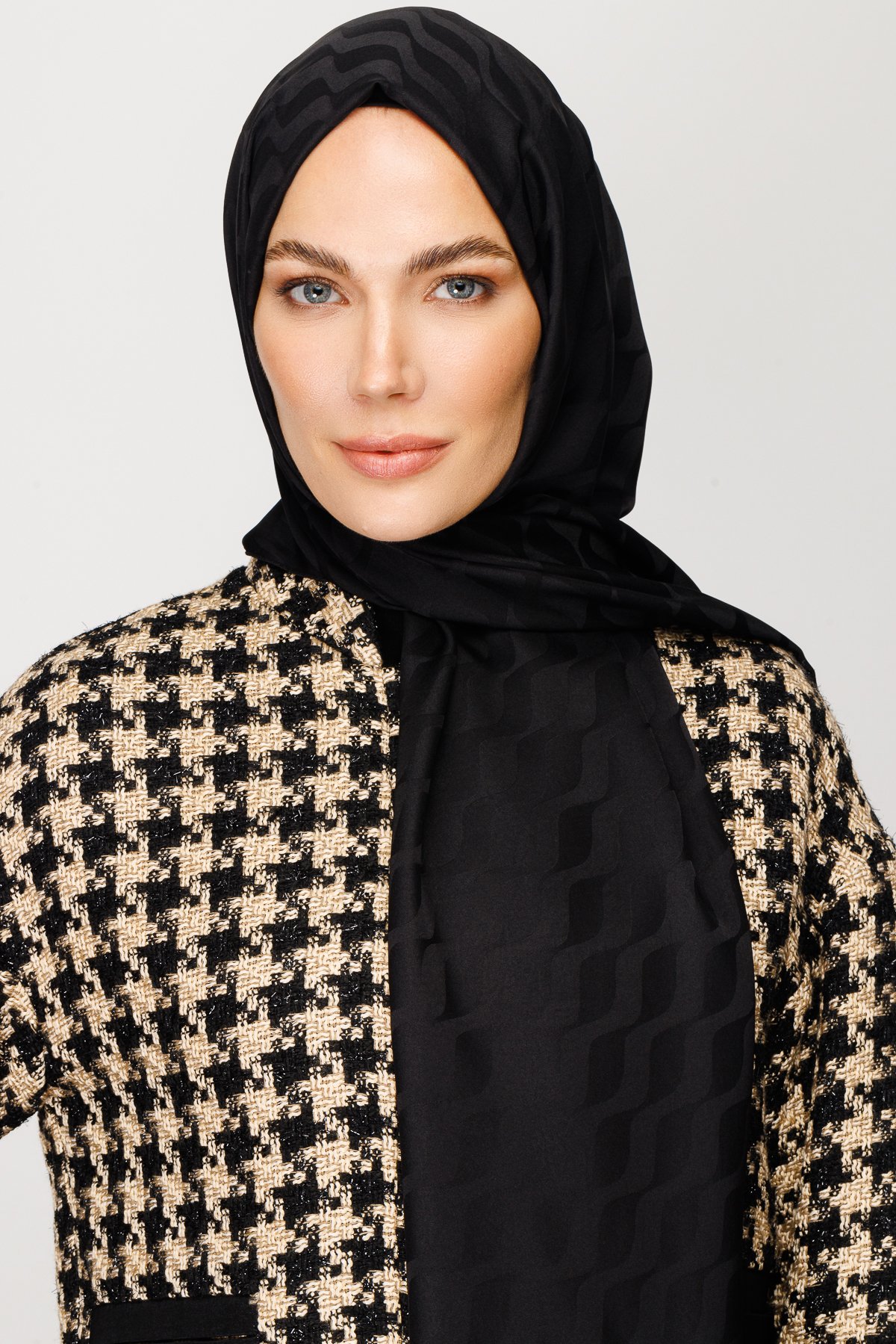 Wave Pattern Silky Jacquard Shawl - Black