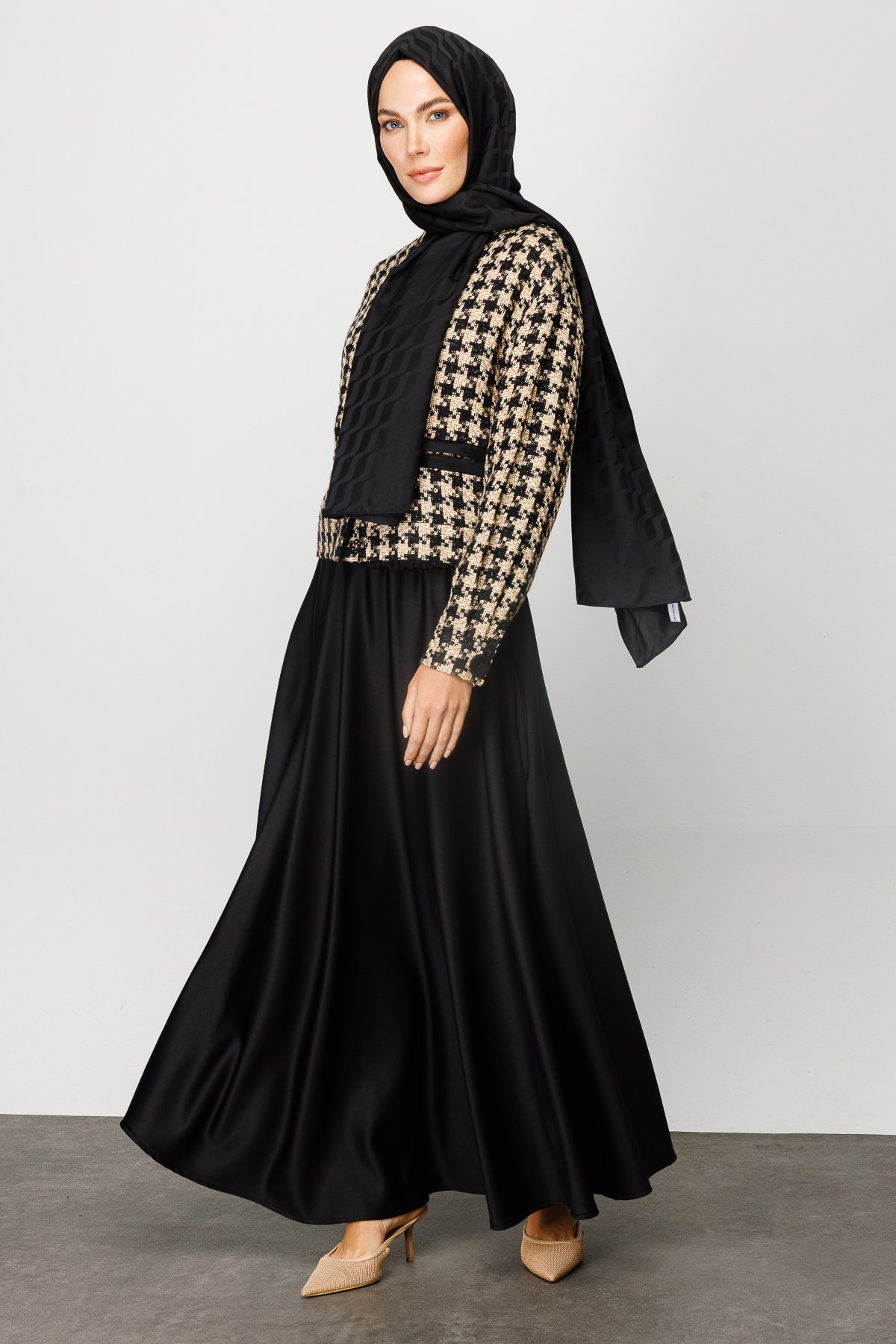 Wave Pattern Silky Jacquard Shawl - Black