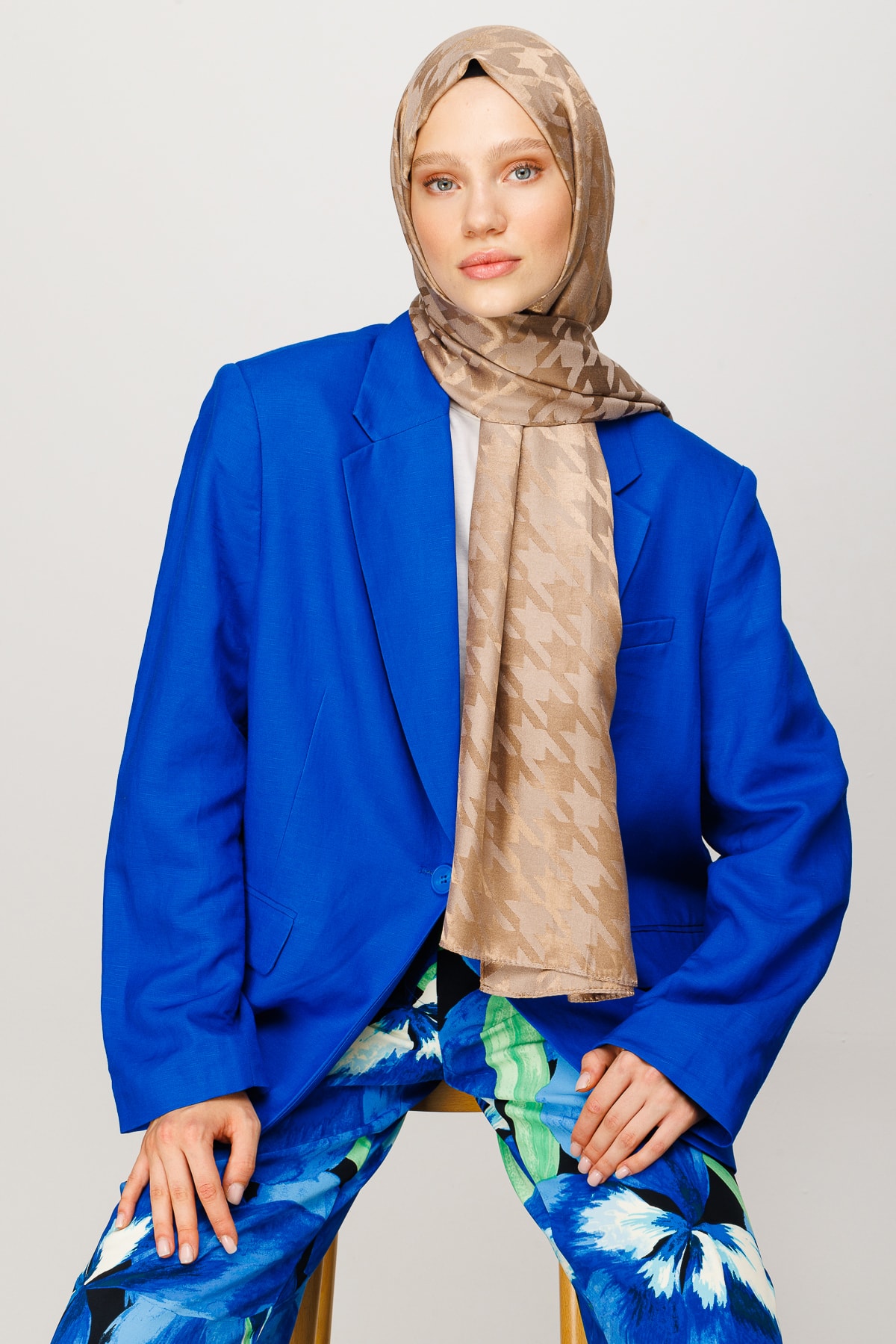 Shiny Houndstooth-Pattern Jacquard Shawl - Brown