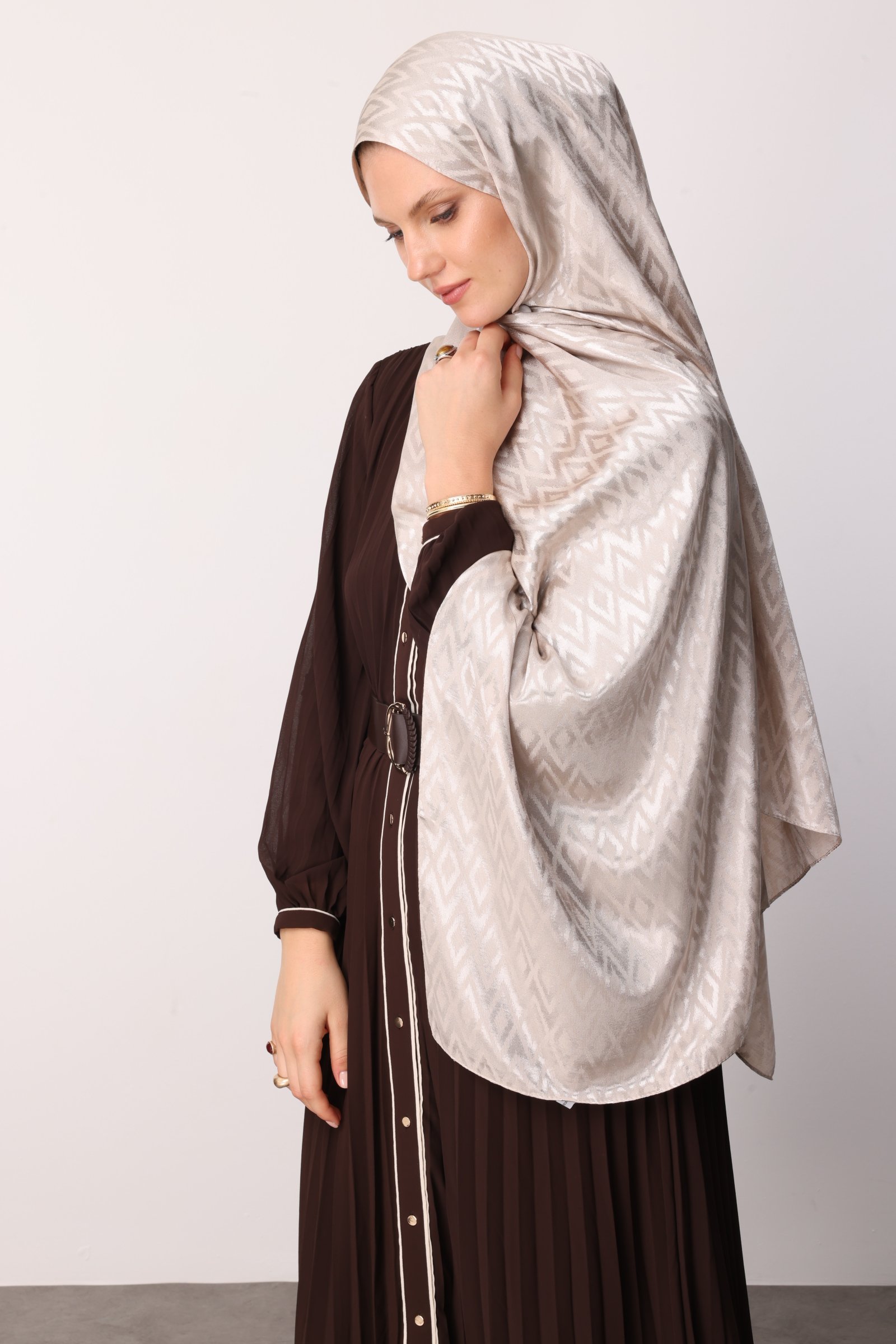 Shiny Check-Pattern Jacquard Shawl - Pearl