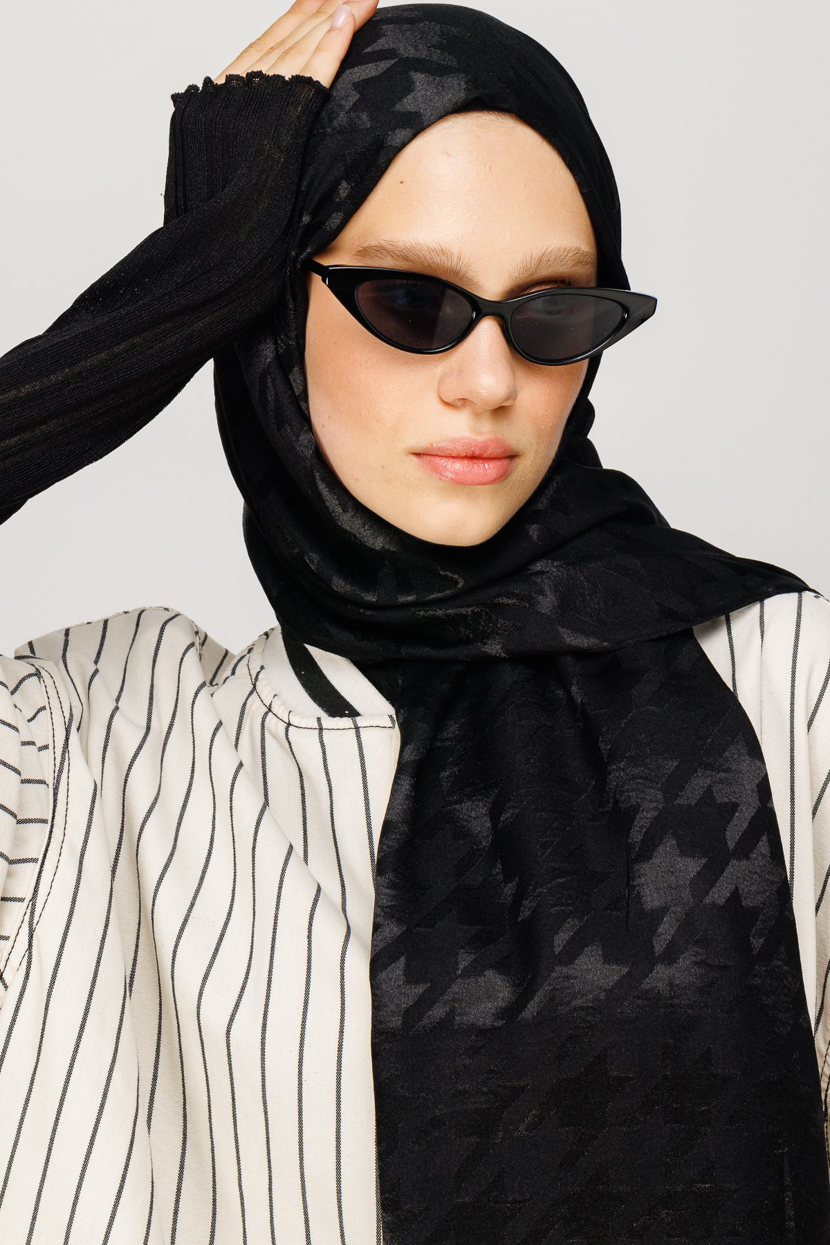Crowbar Pattern Shiny Jacquard Shawl - Black