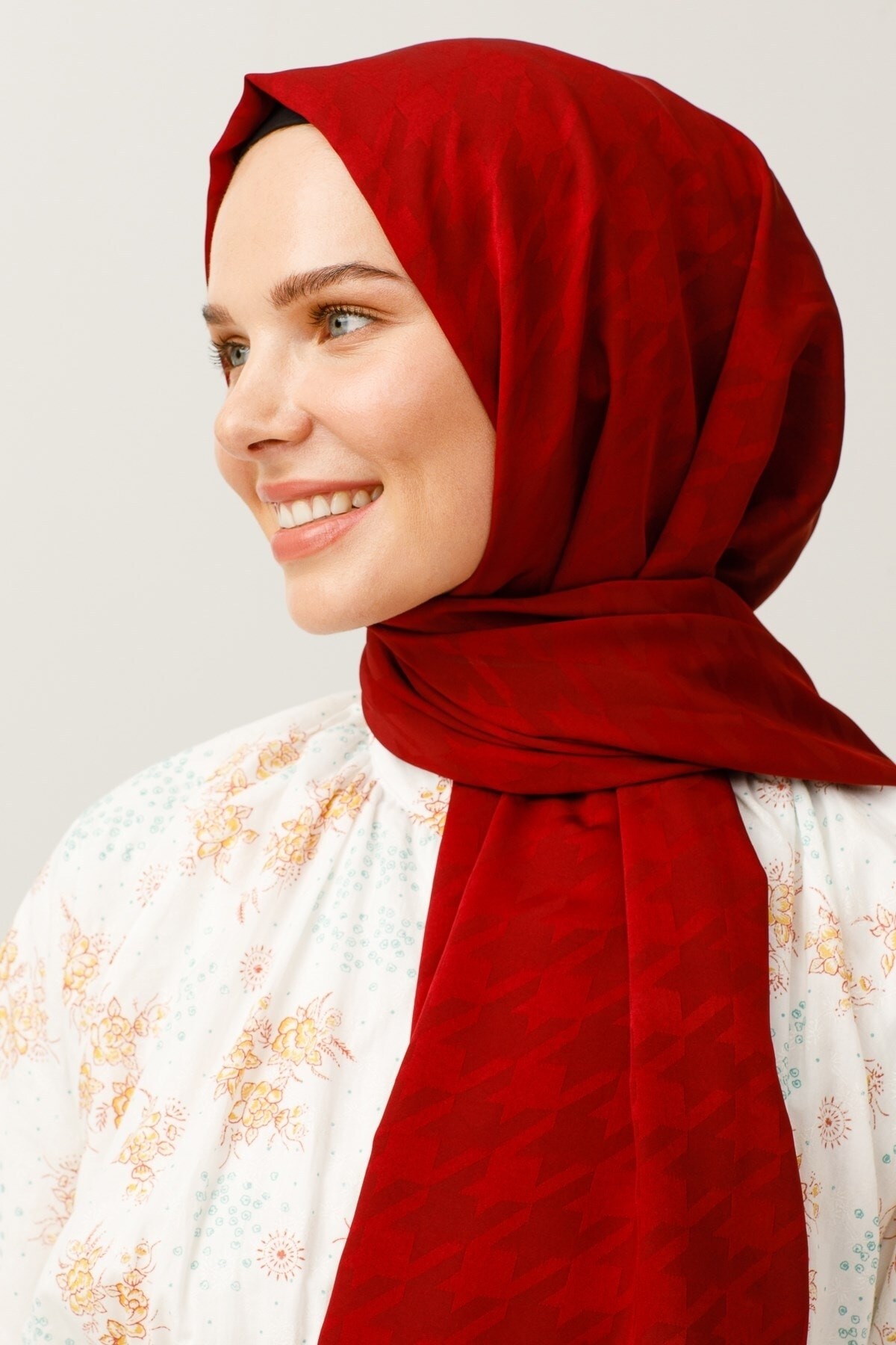 Crowbar Pattern Silk Jacquard Hijab