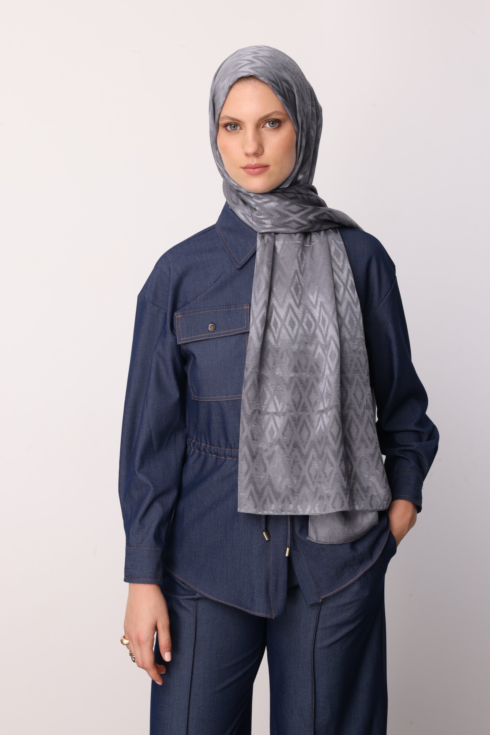 Shiny Check-Pattern Jacquard Shawl - Grey