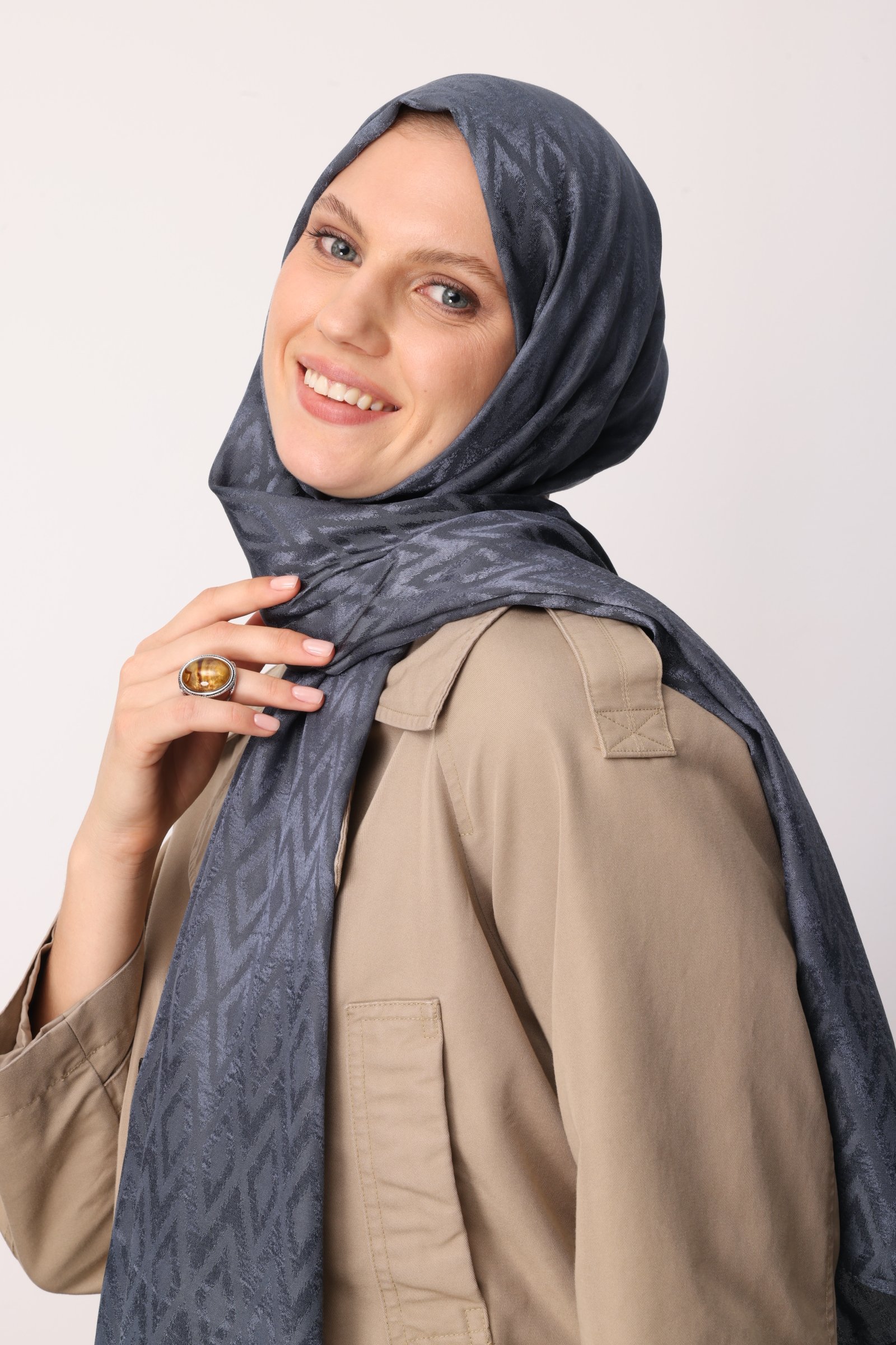 Shiny Check-Pattern Jacquard Shawl - Anthracite