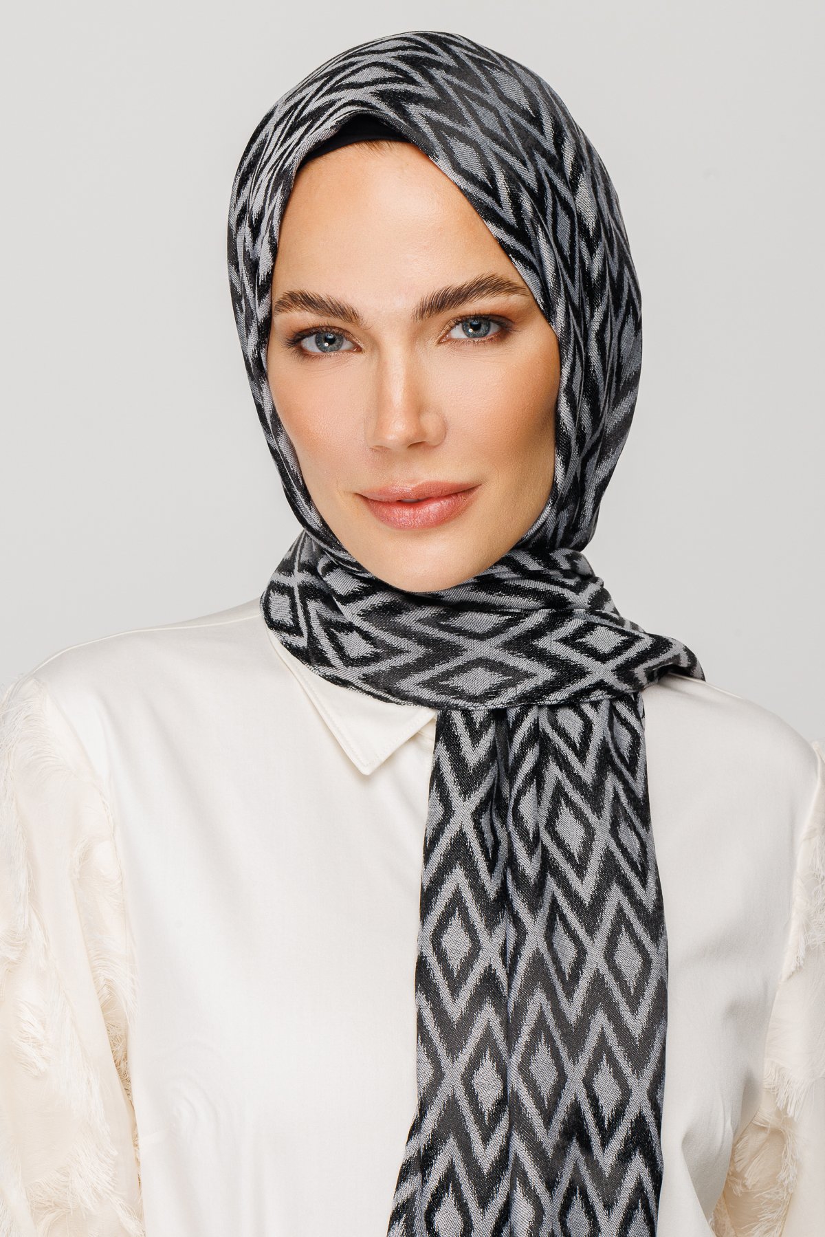 Karo Pattern Shiny Jacquard Shawl - Smoked